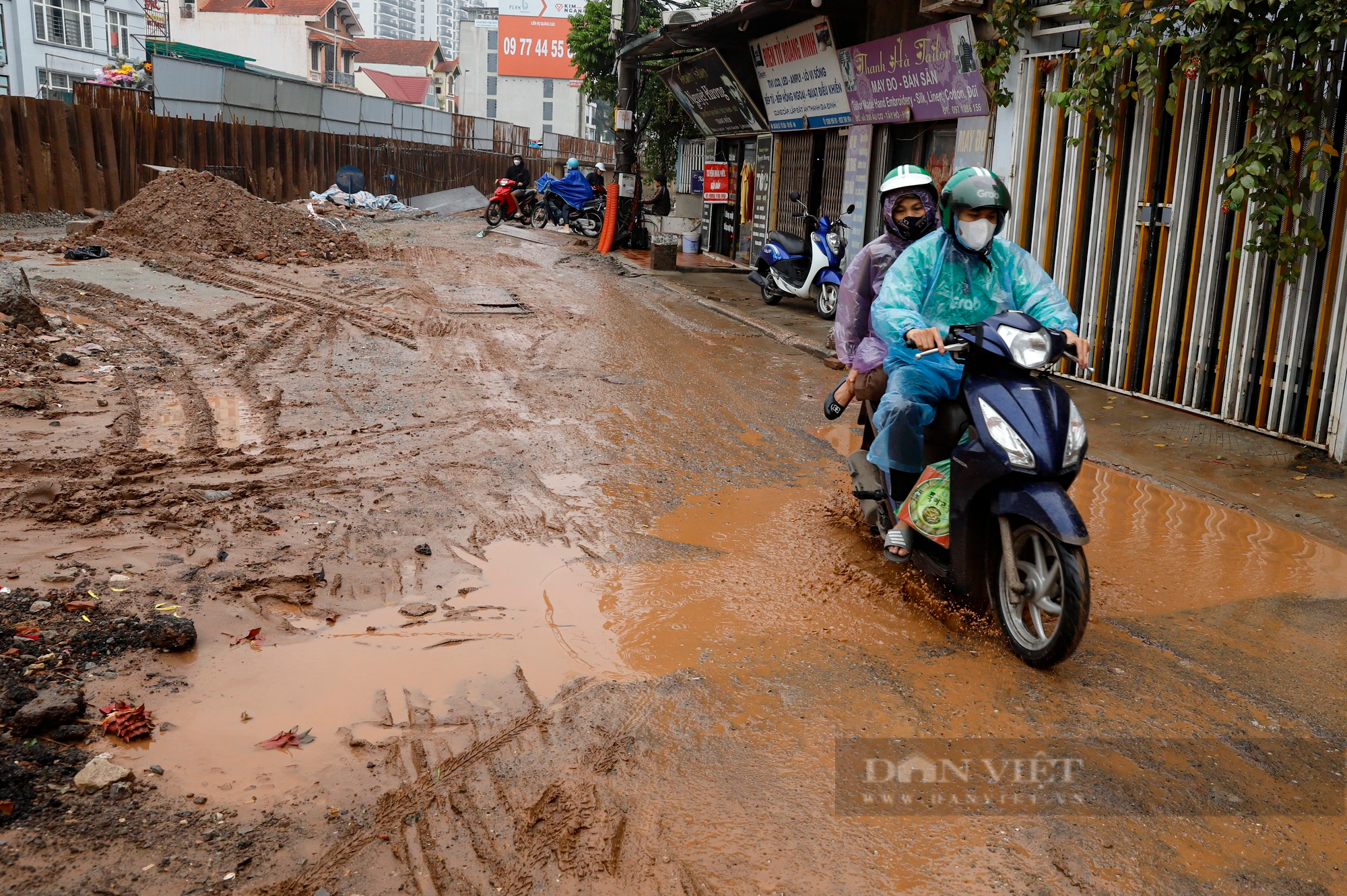 Ôtô sập gầm, xe máy và người đi bộ lội nước qua dự án dài 3,7 km trị giá 815 tỷ đồng ở Hà Nội- Ảnh 2.
