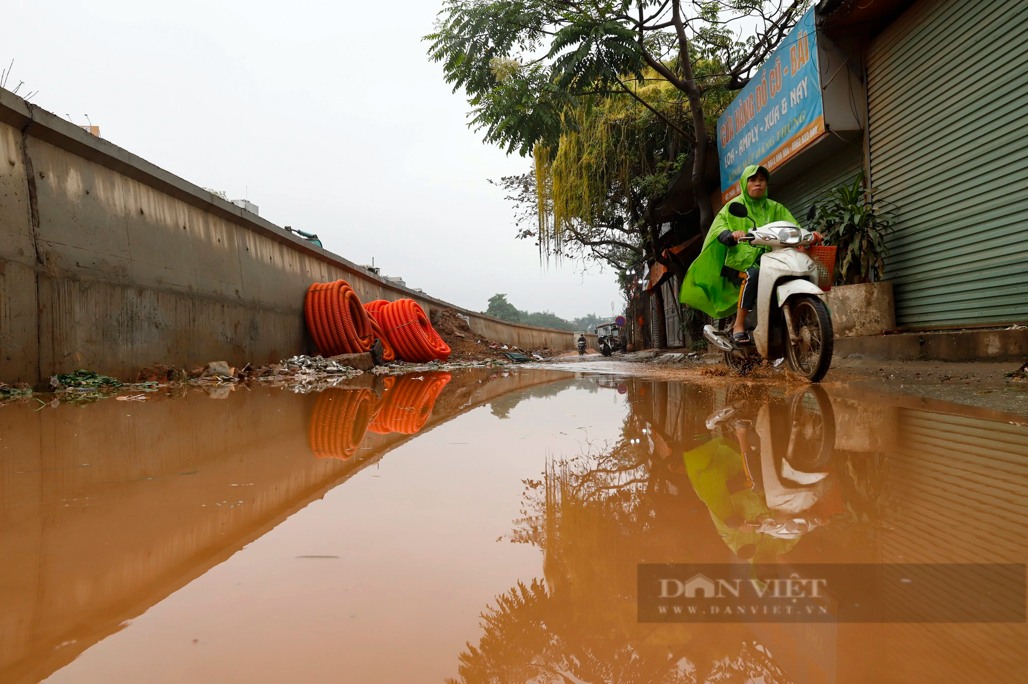 Ôtô sập gầm, xe máy và người đi bộ lội nước qua dự án dài 3,7 km trị giá 815 tỷ đồng ở Hà Nội- Ảnh 4.