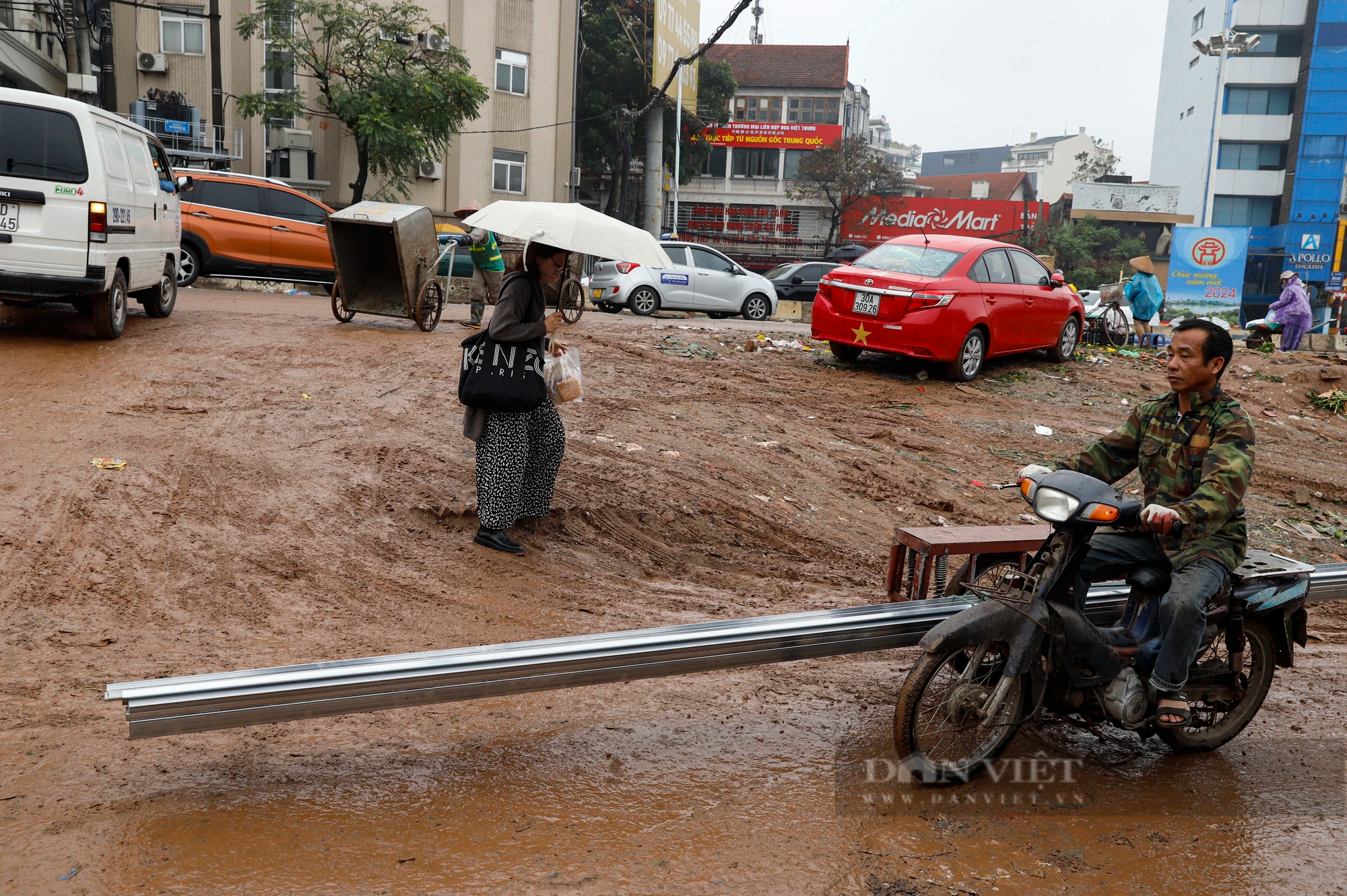 Ôtô sập gầm, xe máy và người đi bộ lội nước qua dự án dài 3,7 km trị giá 815 tỷ đồng ở Hà Nội- Ảnh 5.