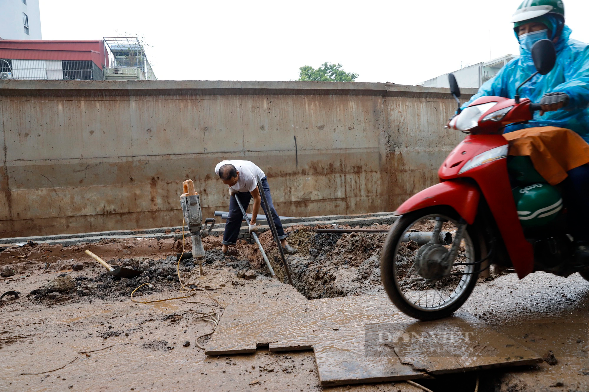 Ôtô sập gầm, xe máy và người đi bộ lội nước qua dự án dài 3,7 km trị giá 815 tỷ đồng ở Hà Nội- Ảnh 6.