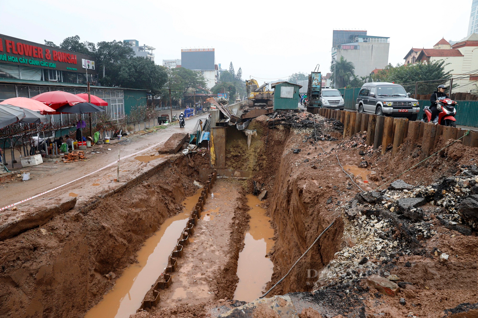 Ôtô sập gầm, xe máy và người đi bộ lội nước qua dự án dài 3,7 km trị giá 815 tỷ đồng ở Hà Nội- Ảnh 8.