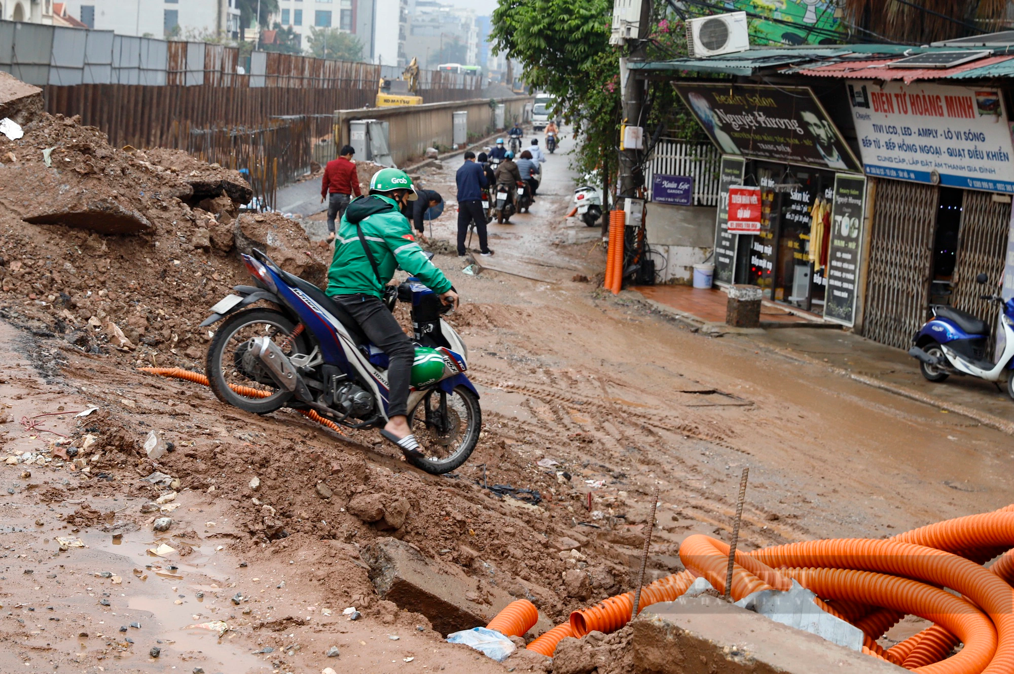 Ôtô sập gầm, xe máy và người đi bộ lội nước qua dự án dài 3,7 km trị giá 815 tỷ đồng ở Hà Nội- Ảnh 10.