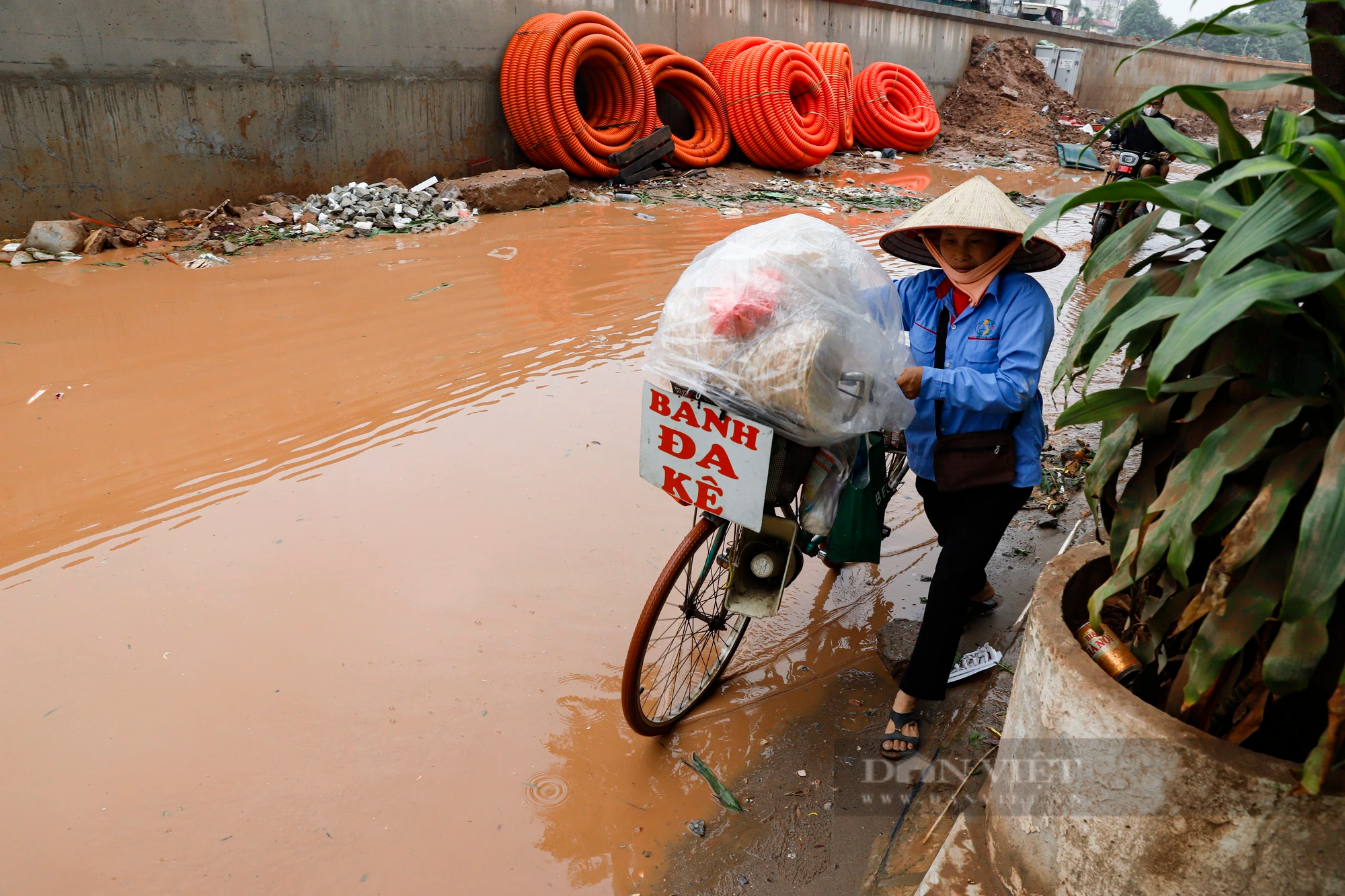 Ôtô sập gầm, xe máy và người đi bộ lội nước qua dự án dài 3,7 km trị giá 815 tỷ đồng ở Hà Nội- Ảnh 11.