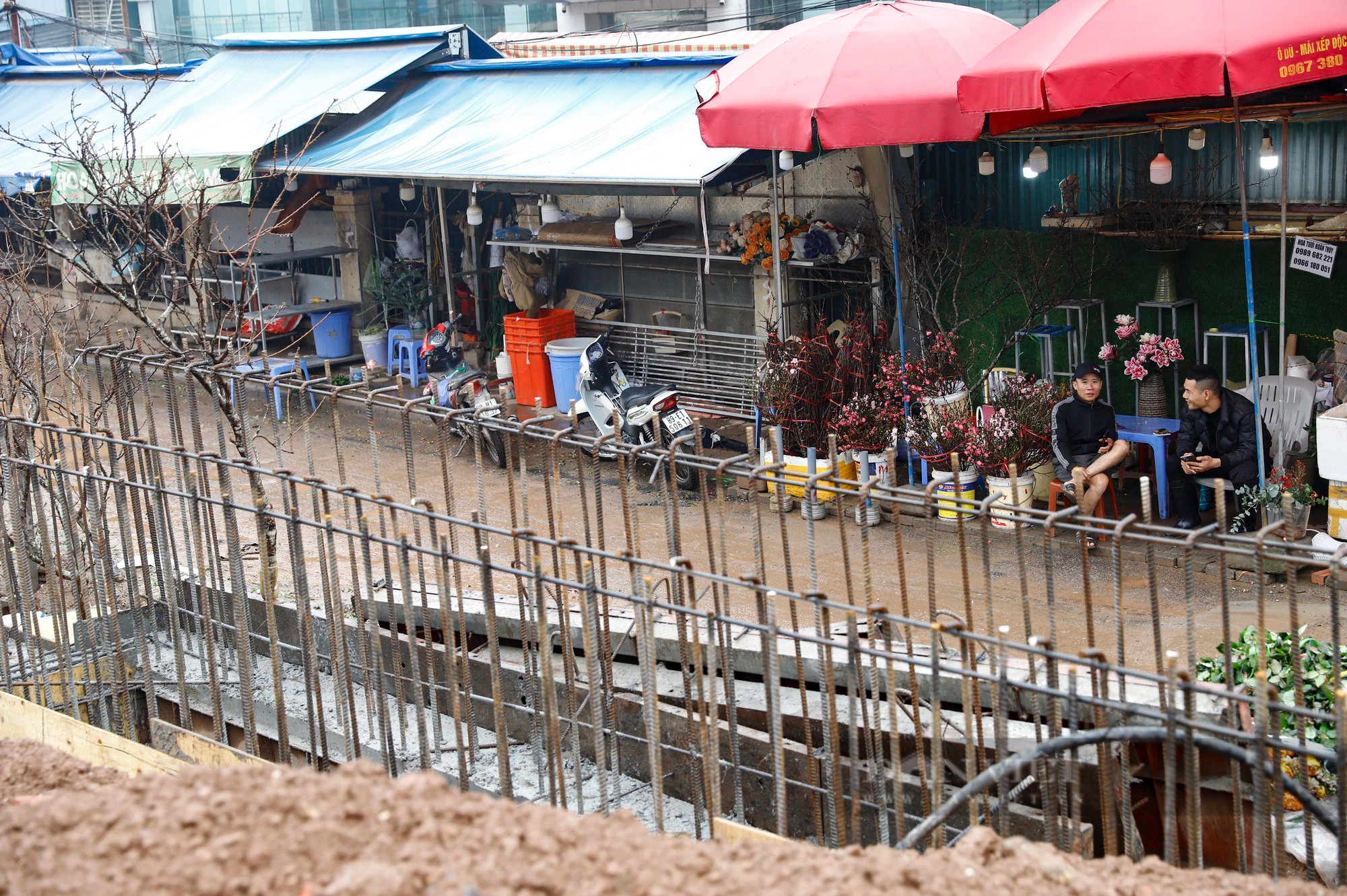 Ôtô sập gầm, xe máy và người đi bộ lội nước qua dự án dài 3,7 km trị giá 815 tỷ đồng ở Hà Nội- Ảnh 13.