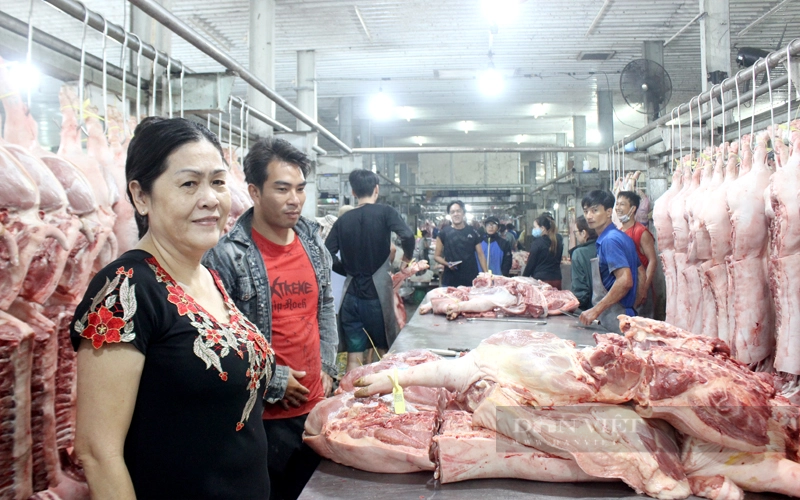 Thường ngày, lượng thịt giao dịch tại chợ đầu mối Bình Điền đạt 250 tấn/ngày, rau vào khoảng 700 tấn. Ảnh: Nguyên Vỹ