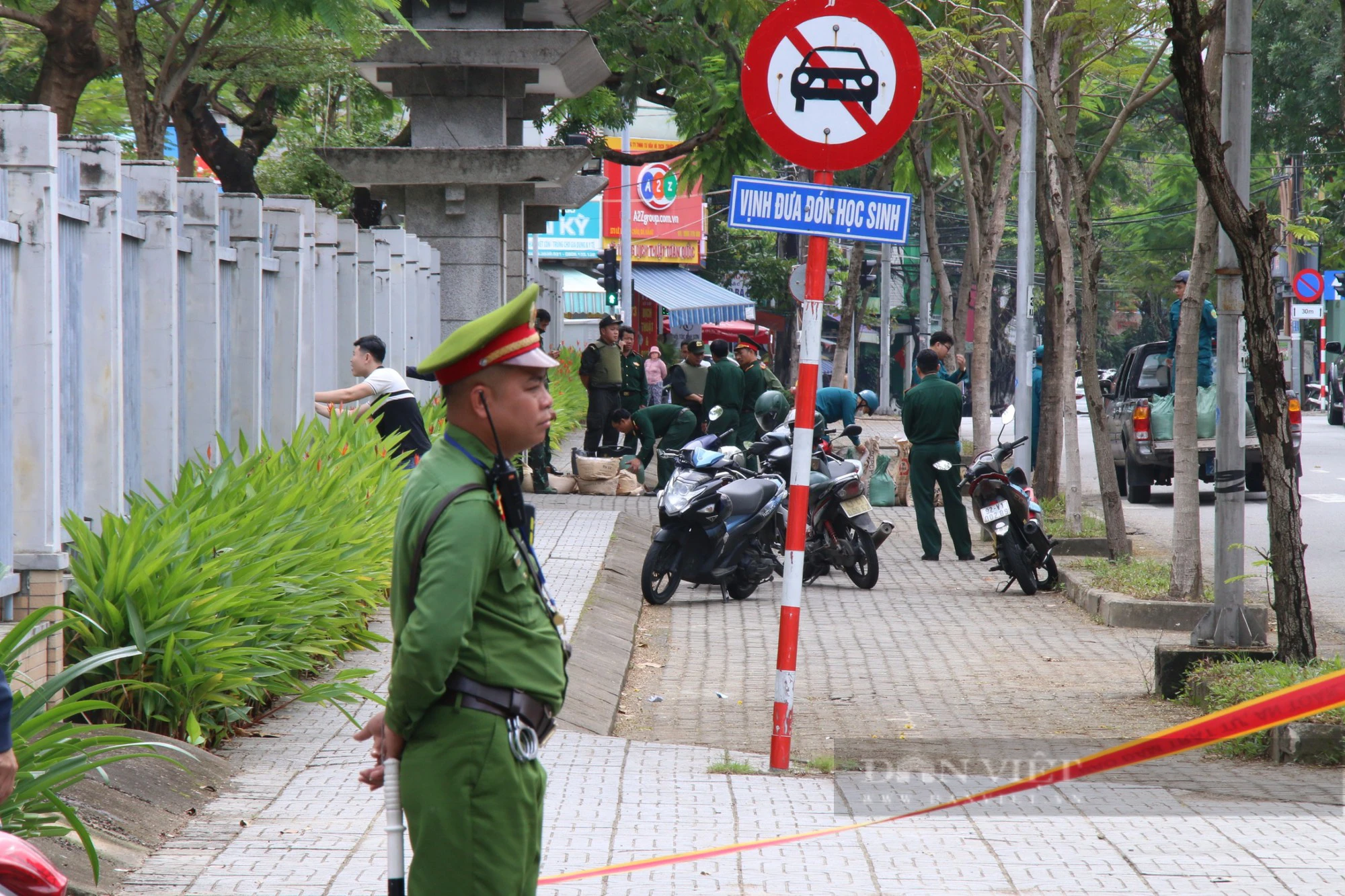 Đà Nẵng: Công an căng dây, phong toả tuyến đường vì "vật thể lạ" xuất hiện trước cổng trường- Ảnh 1.