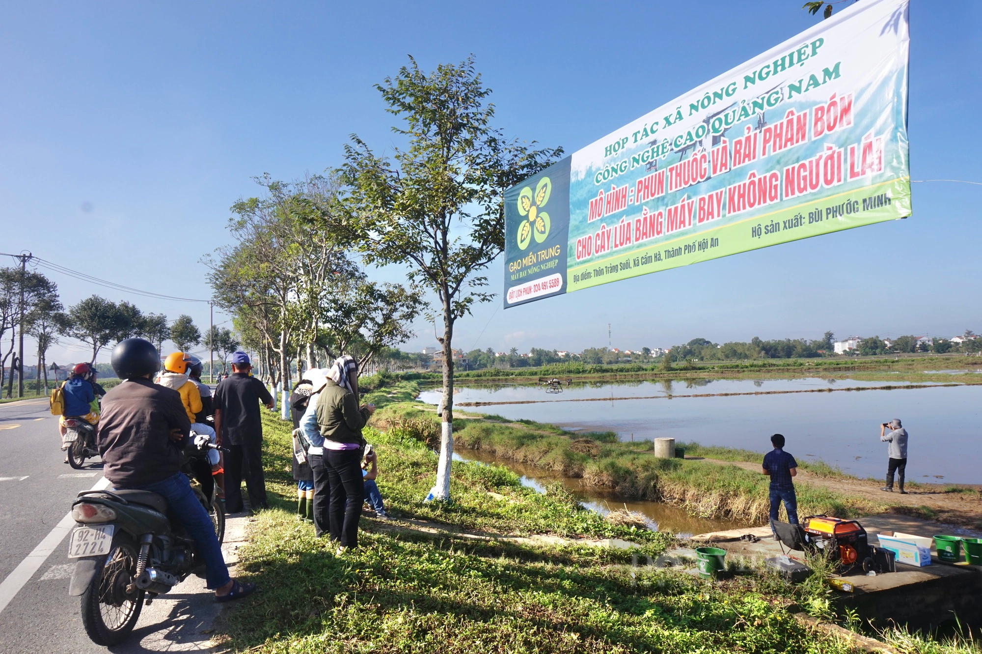 Quảng Nam: Nông dân Hội An thuê “chim sắt” làm điều gì mà thu hút đông đảo người dân đến xem?- Ảnh 1.