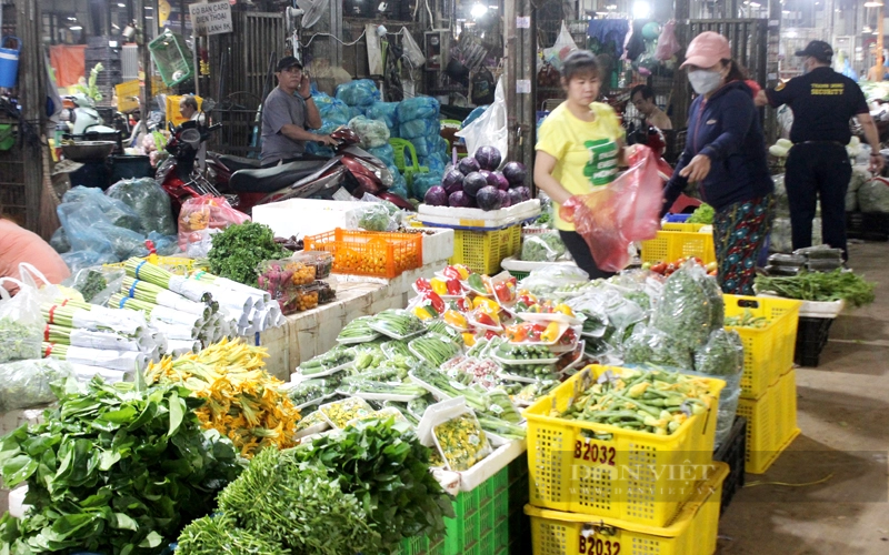 Các mặt hàng rau củ quả bày bán tại chợ đầu mối Bình Điền. Ảnh: Nguyên Vỹ