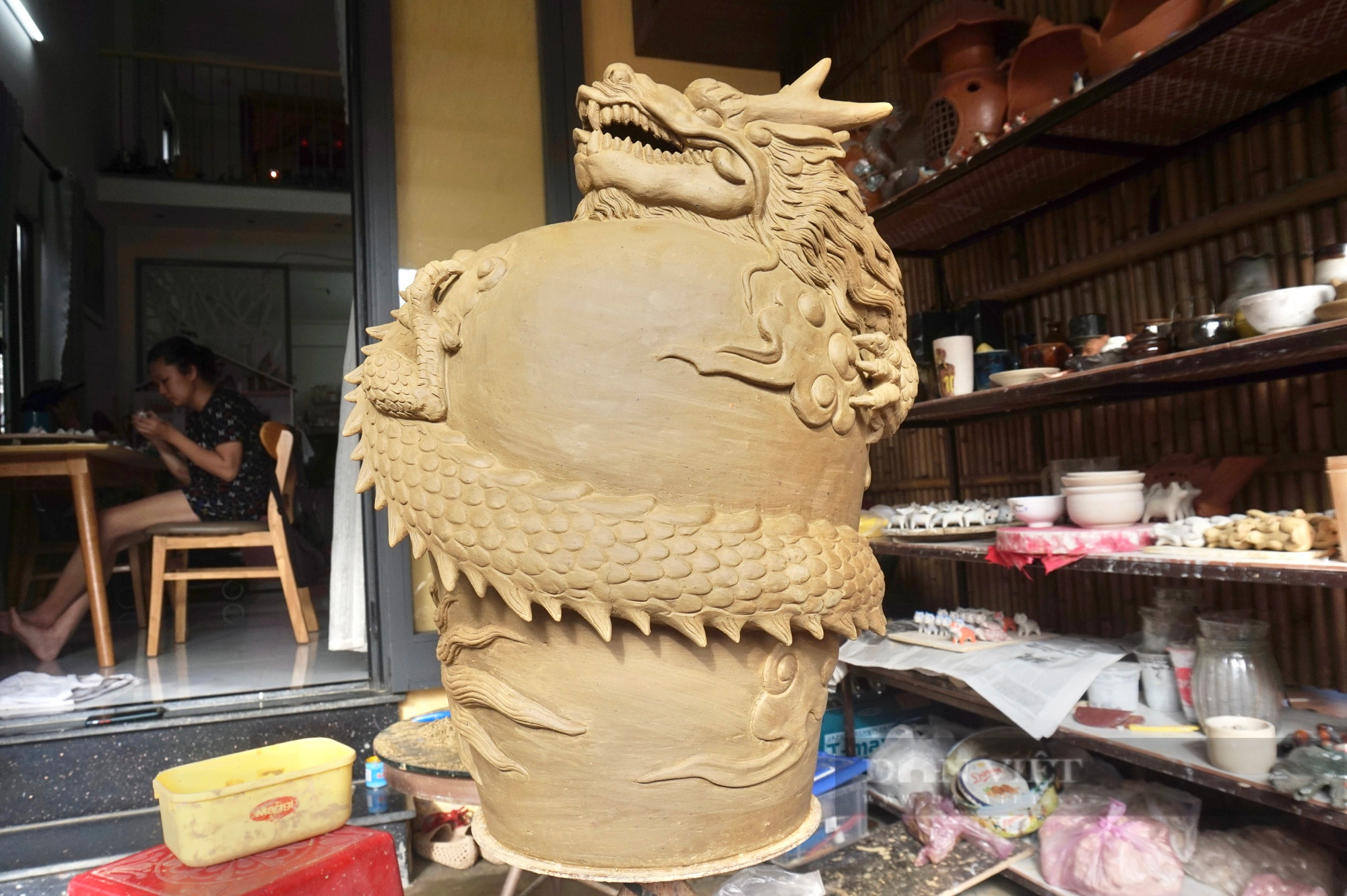 Về làng gốm hơn 500 tuổi ở Quảng Nam xem nghệ nhân nhào nặn linh vật Tết 2024- Ảnh 8.