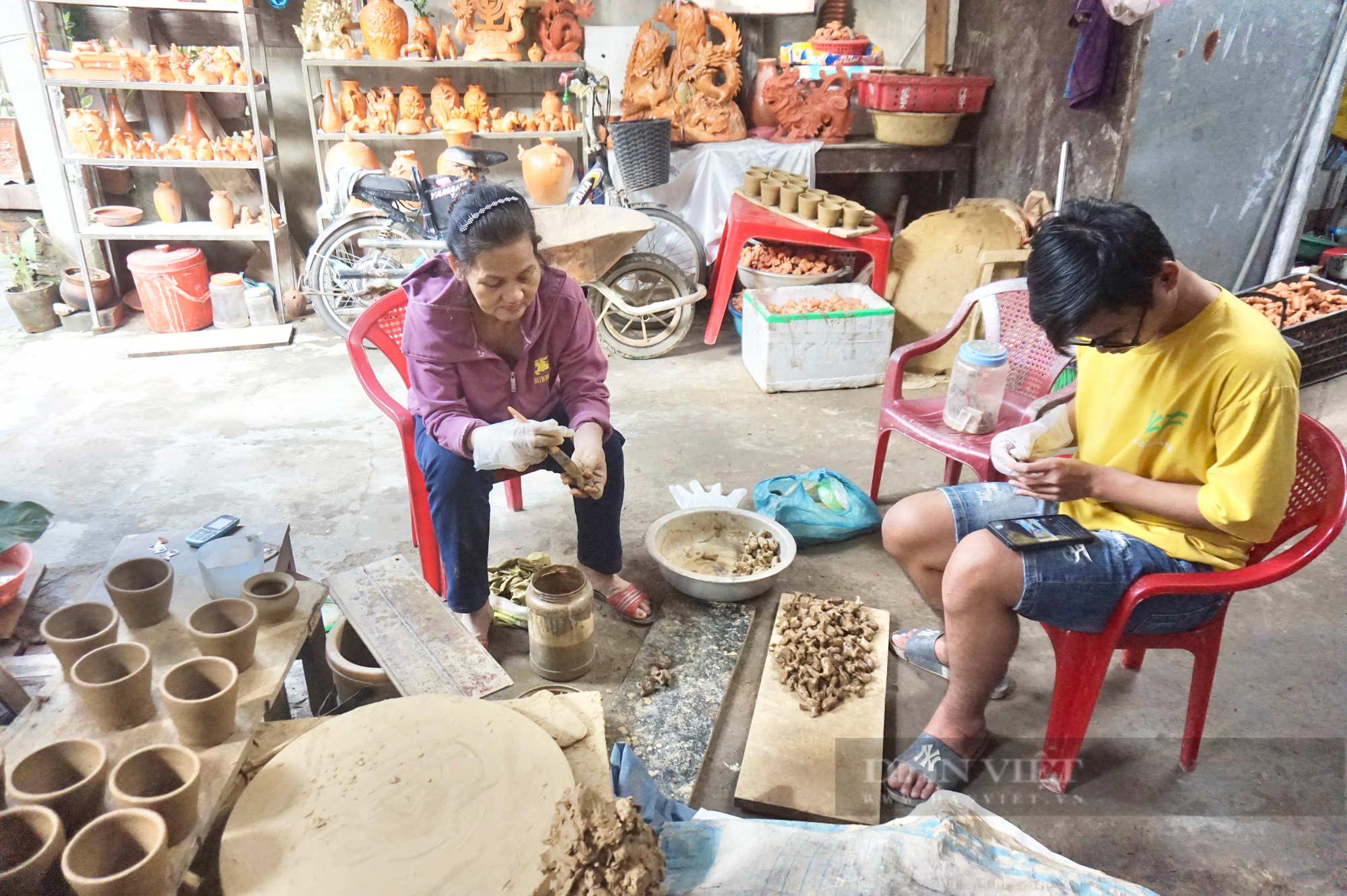 Làng cổ làm gốm 500 tuổi ở Quảng Nam đỏ lửa xuyên đêm, dân vọc đất nặn linh vật bán dịp Tết 2024- Ảnh 1.