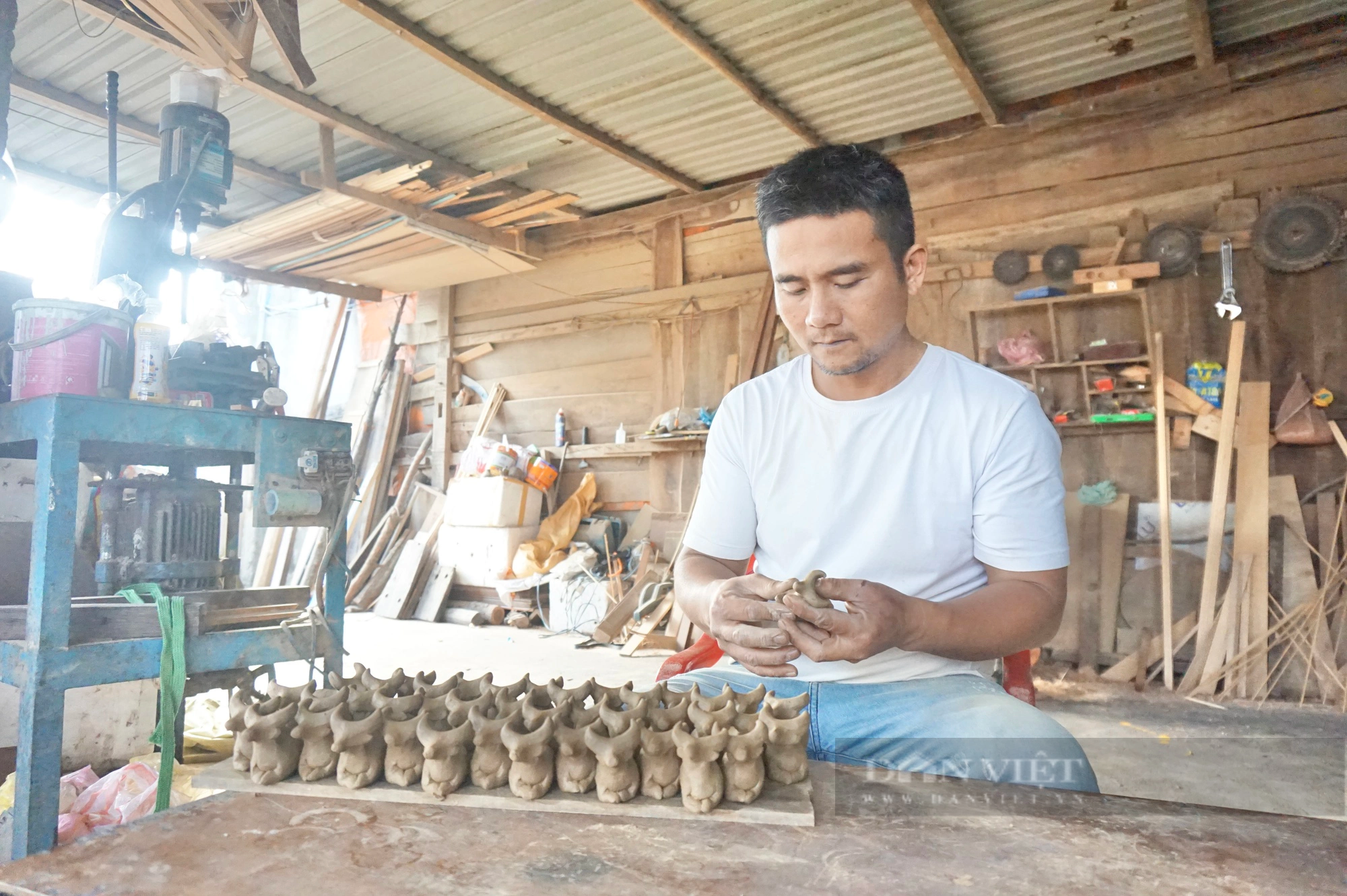 Làng cổ làm gốm 500 tuổi ở Quảng Nam đỏ lửa xuyên đêm, dân vọc đất nặn linh vật bán dịp Tết 2024- Ảnh 6.