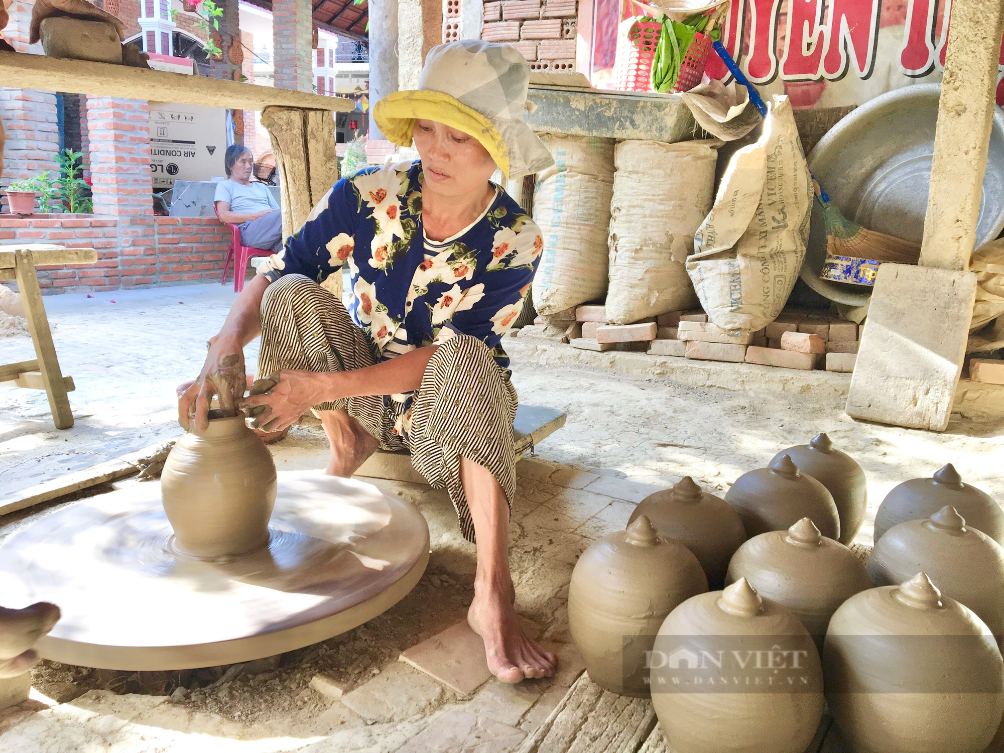 Làng cổ làm gốm 500 tuổi ở Quảng Nam đỏ lửa xuyên đêm, dân vọc đất nặn linh vật bán dịp Tết 2024- Ảnh 11.