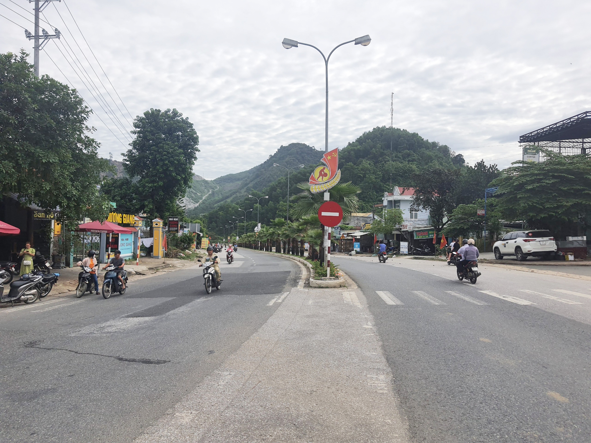 Một huyện miền núi của Quảng Nam đạt và vượt 18/18 chỉ tiêu, thu ngân sách hơn 345 tỷ đồng?- Ảnh 2.