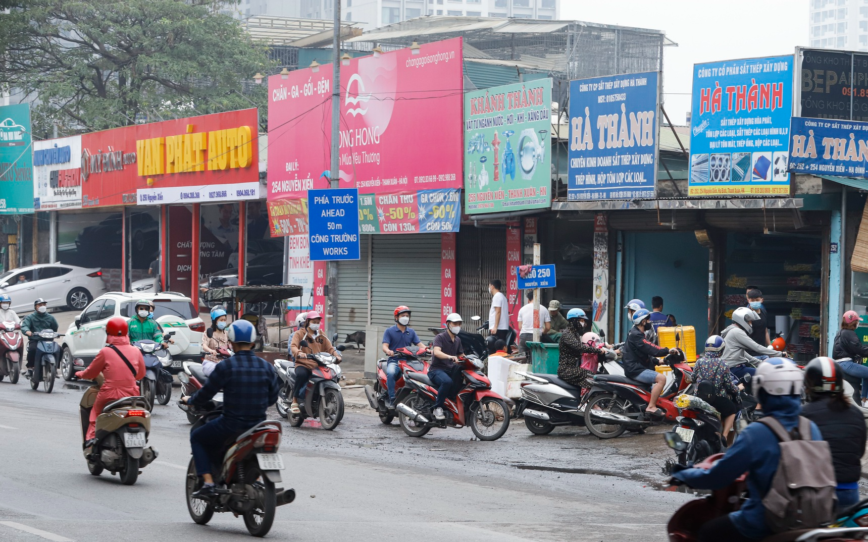 Vụ xe tải ép ngã xe máy: Công an lấy lời khai lái xe grab, “hứa cố gắng tìm ra lái xe tải sớm nhất”