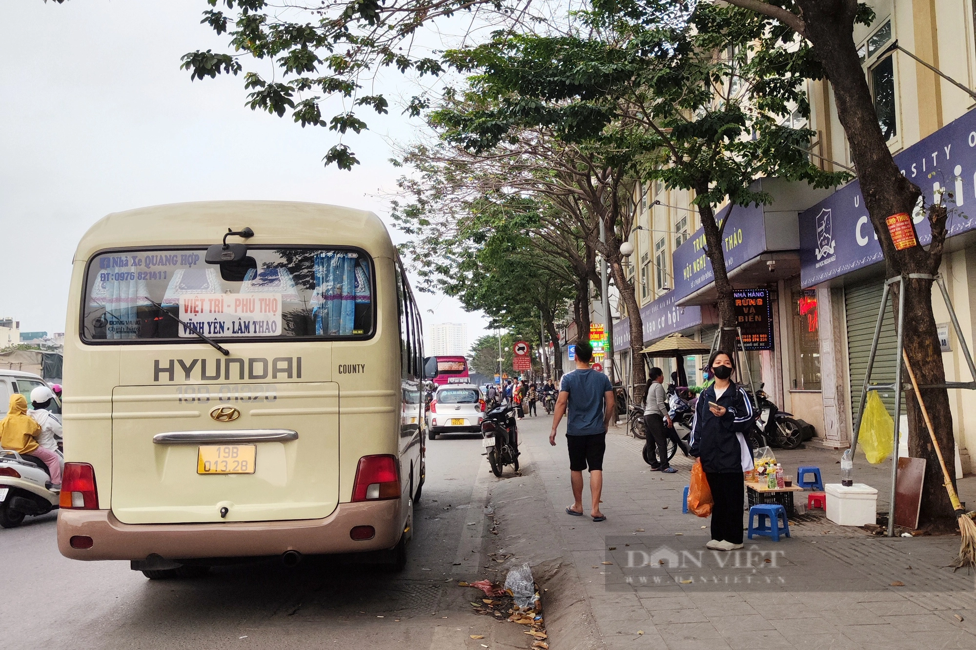Tái diễn cảnh xe khách đón trả khách sai quy định trên trục đường Phạm Văn Đồng- Ảnh 1.