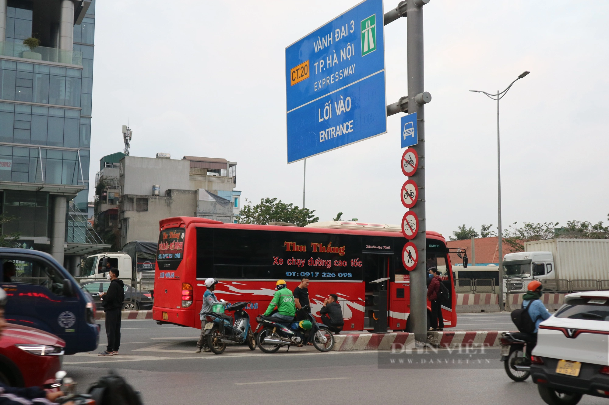Tái diễn cảnh xe khách đón trả khách sai quy định trên trục đường Phạm Văn Đồng- Ảnh 3.