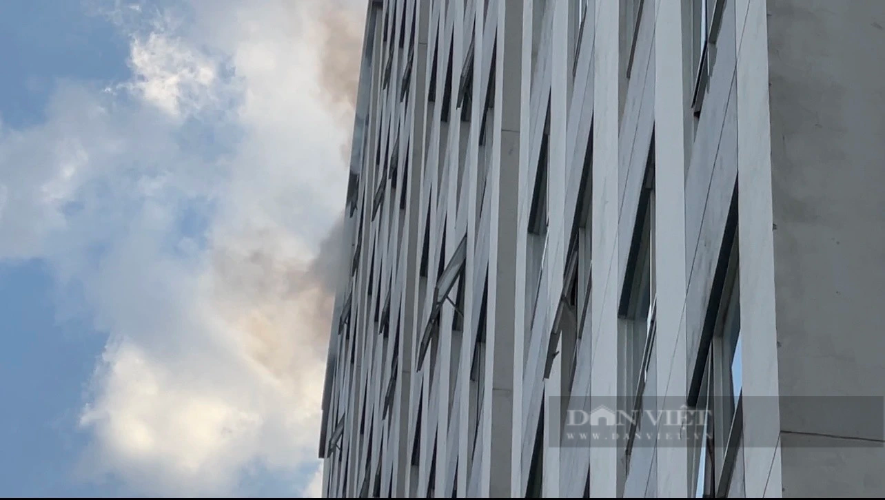 Cháy căn hộ tầng 18 chung cư Zen Tower ở TP.HCM, hàng trăm cư dân hoảng loạn tháo chạy- Ảnh 2.