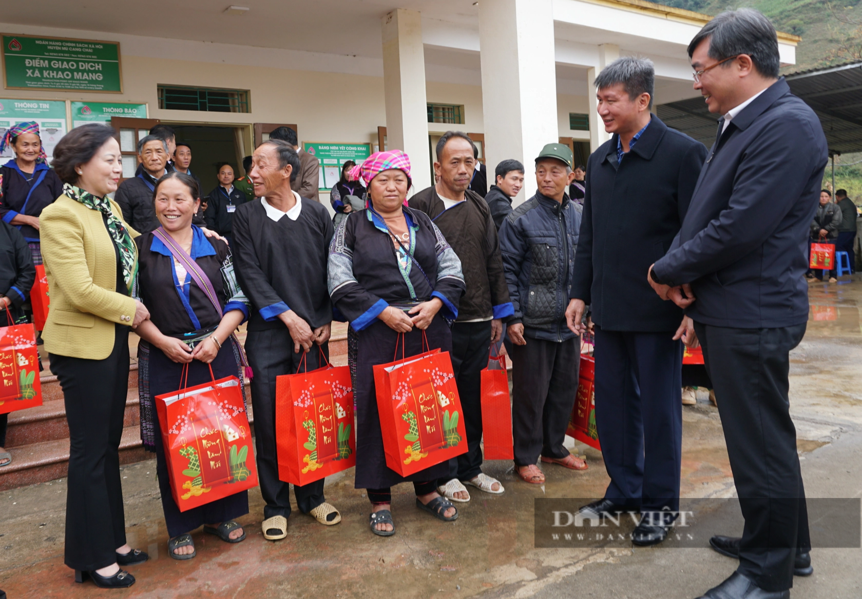 Bộ trưởng Bộ Nội vụ tặng quà Tết cho hơn 600 hộ dân vùng lũ Mù Cang Chải- Ảnh 2.