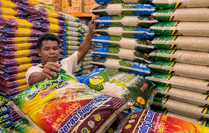 Giá gạo ở châu Á tiếp đà tăng do thị trường thắt chặt vào đầu năm 2024- Ảnh 1.