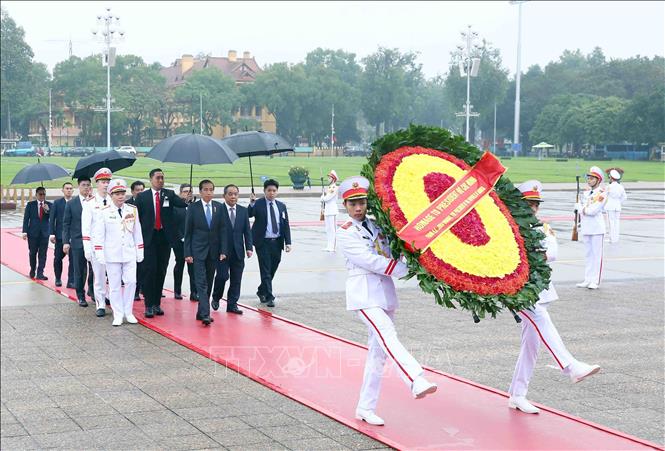 Tổng thống Indonesia vào Lăng viếng Chủ tịch Hồ Chí Minh và màn bắn đại bác chào mừng ông tại Hà Nội- Ảnh 1.