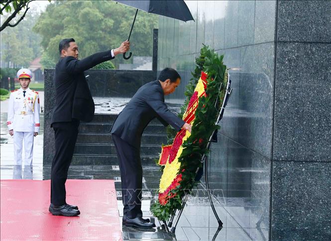 Tổng thống Indonesia vào Lăng viếng Chủ tịch Hồ Chí Minh và màn bắn đại bác chào mừng ông tại Hà Nội- Ảnh 2.
