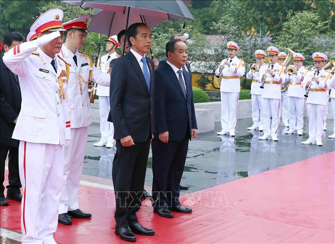 Tổng thống Indonesia vào Lăng viếng Chủ tịch Hồ Chí Minh và màn bắn đại bác chào mừng ông tại Hà Nội- Ảnh 3.