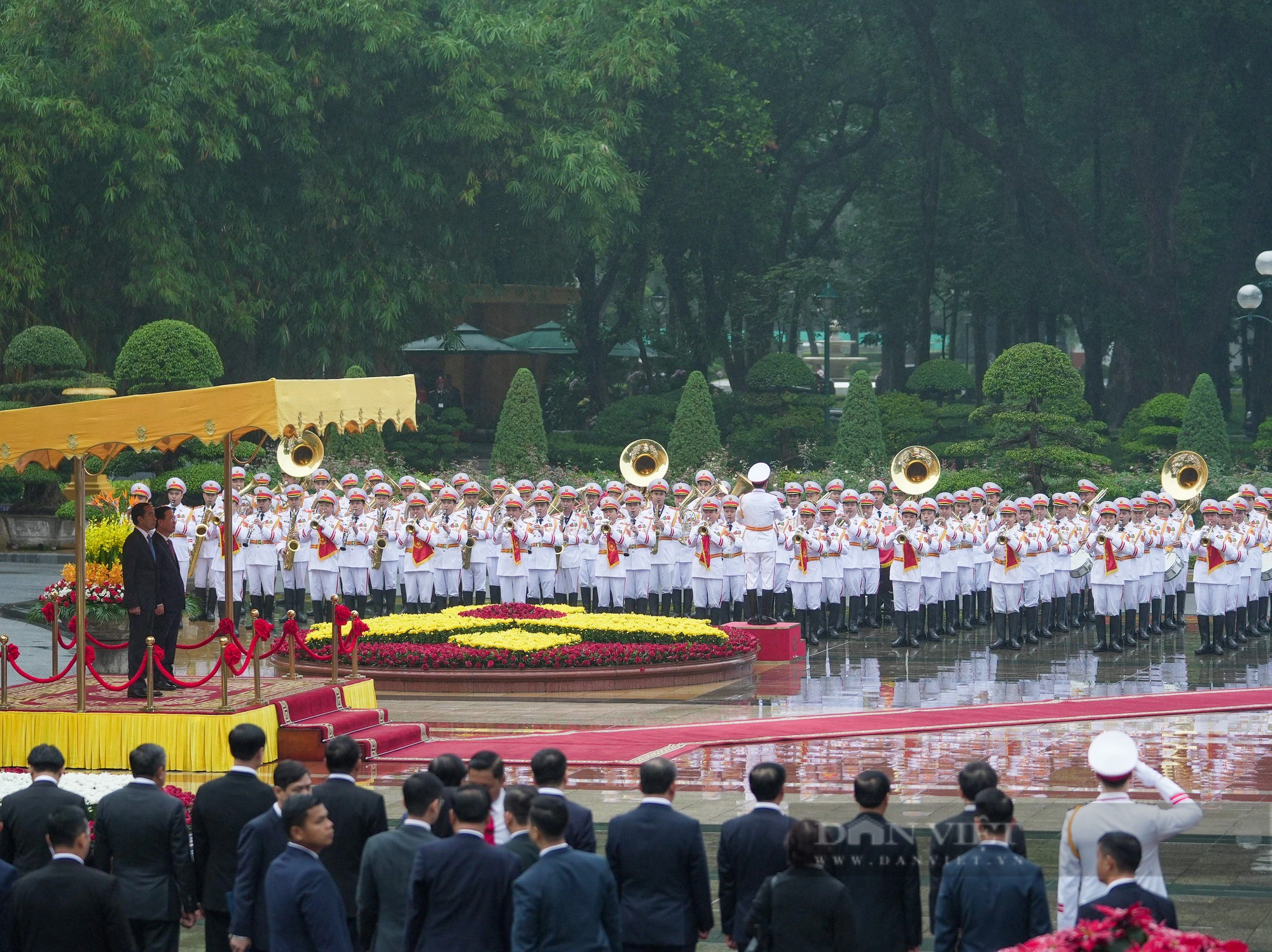 Hình ảnh Chủ tịch nước Võ Văn Thưởng chủ trì lễ đón Tổng thống Indonesia Joko Widodo thăm Việt Nam- Ảnh 1.