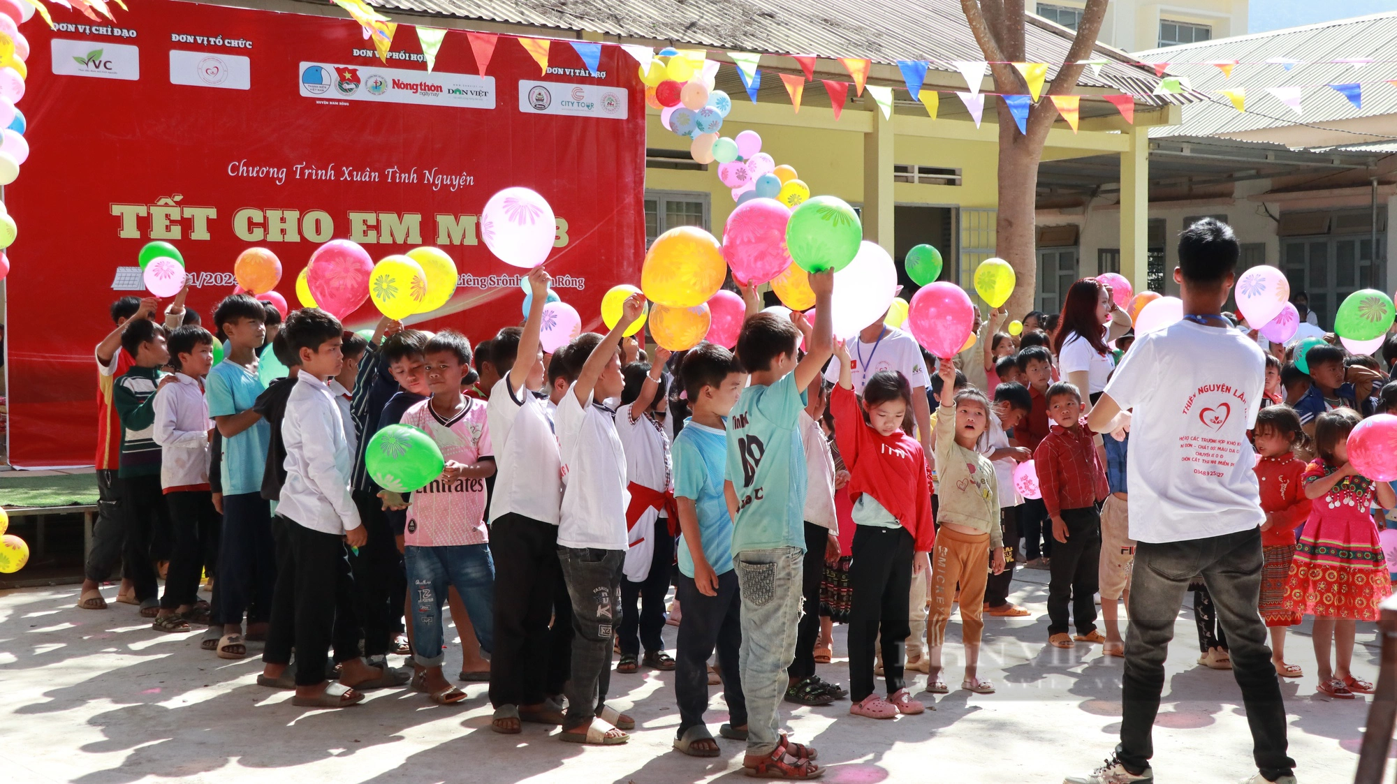 “Tết cho em” - mang hàng trăm phần quà đến với học sinh nghèo- Ảnh 4.