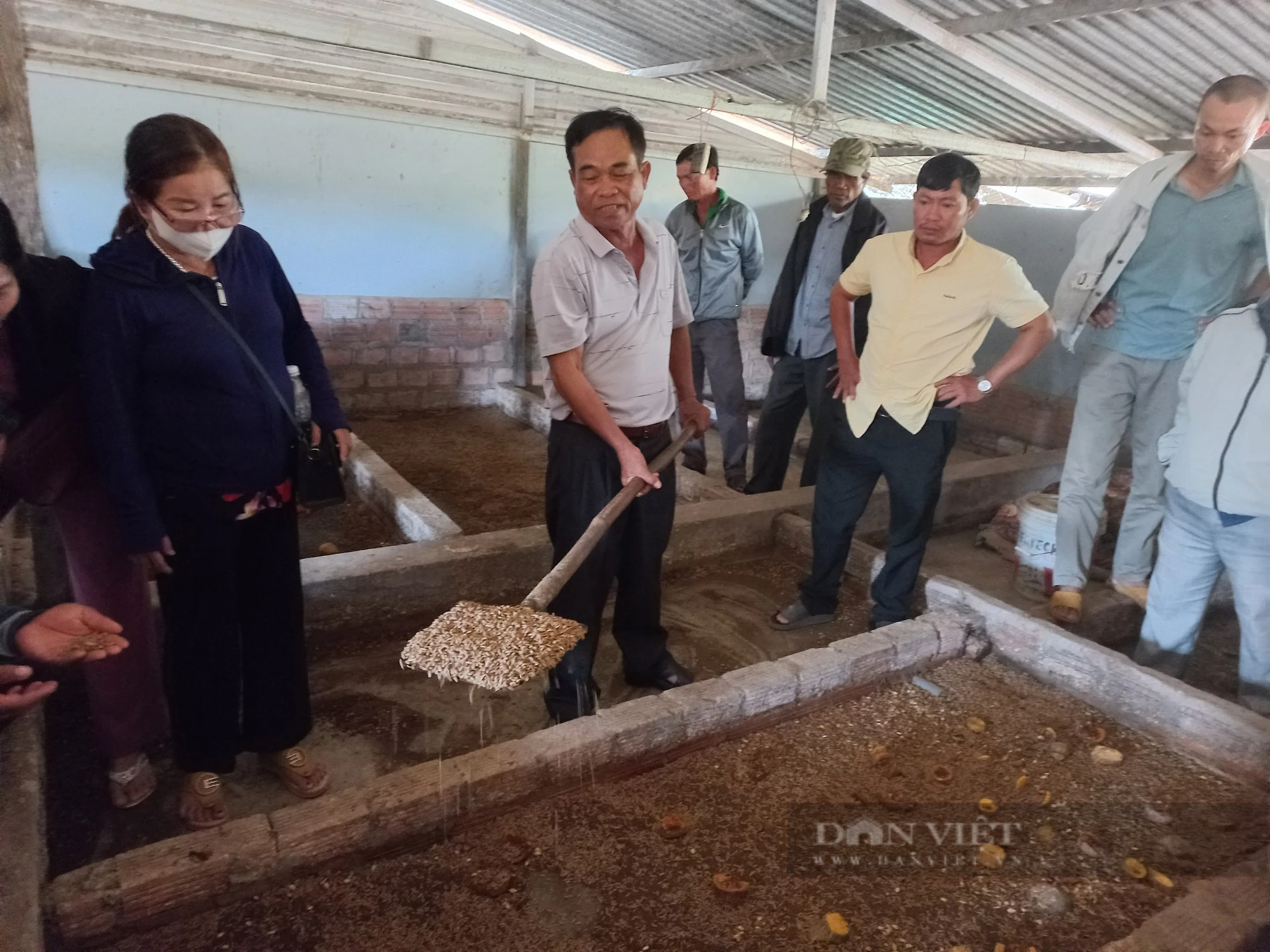 Gia Lai: Cán bộ, hội viên nông dân thị xã Ayun Pa tham quan mô hình nuôi sâu canxi- Ảnh 1.