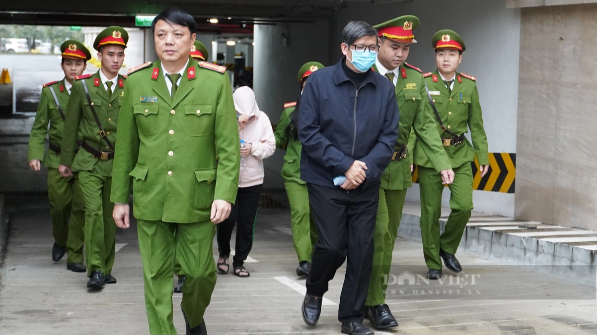 Hình ảnh sau tuyên án vụ Việt Á: Cựu Bộ trưởng Chu Ngọc Anh, Nguyễn Thanh Long được áp giải ra xe- Ảnh 1.