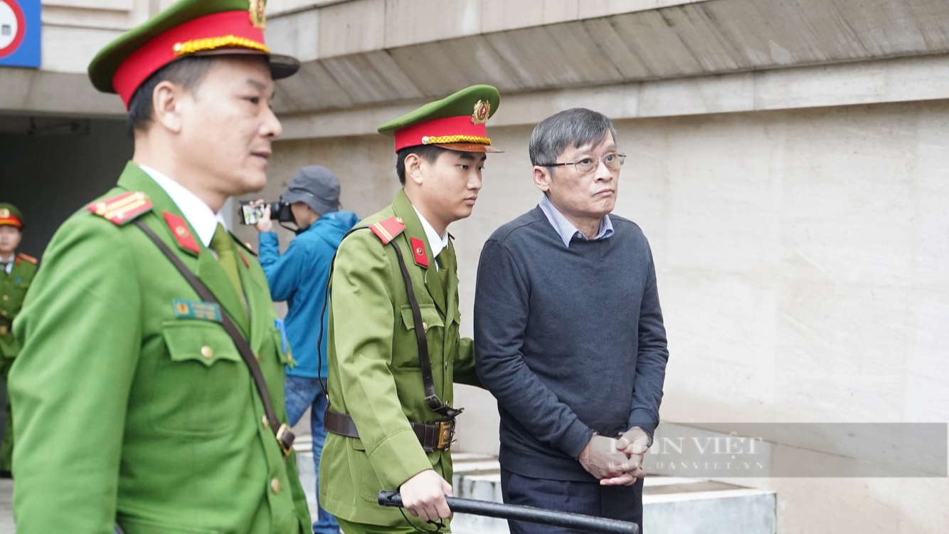 Hình ảnh sau tuyên án vụ Việt Á: Cựu Bộ trưởng Chu Ngọc Anh, Nguyễn Thanh Long được áp giải ra xe- Ảnh 2.