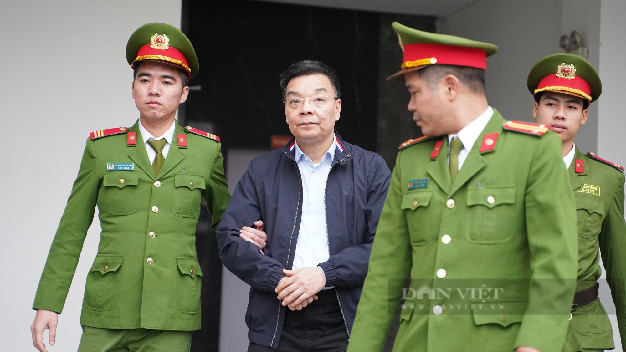 Hình ảnh sau tuyên án vụ Việt Á: Cựu Bộ trưởng Chu Ngọc Anh, Nguyễn Thanh Long được áp giải ra xe- Ảnh 3.