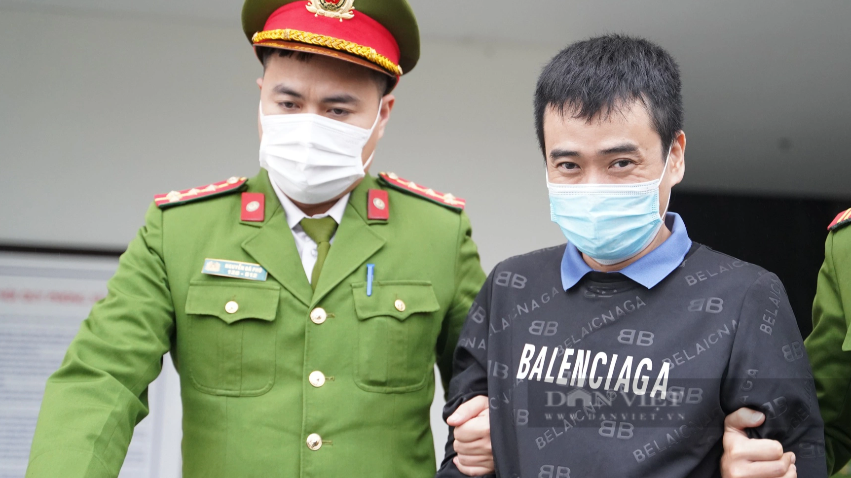 Hình ảnh sau tuyên án vụ Việt Á: Cựu Bộ trưởng Chu Ngọc Anh, Nguyễn Thanh Long được áp giải ra xe- Ảnh 4.