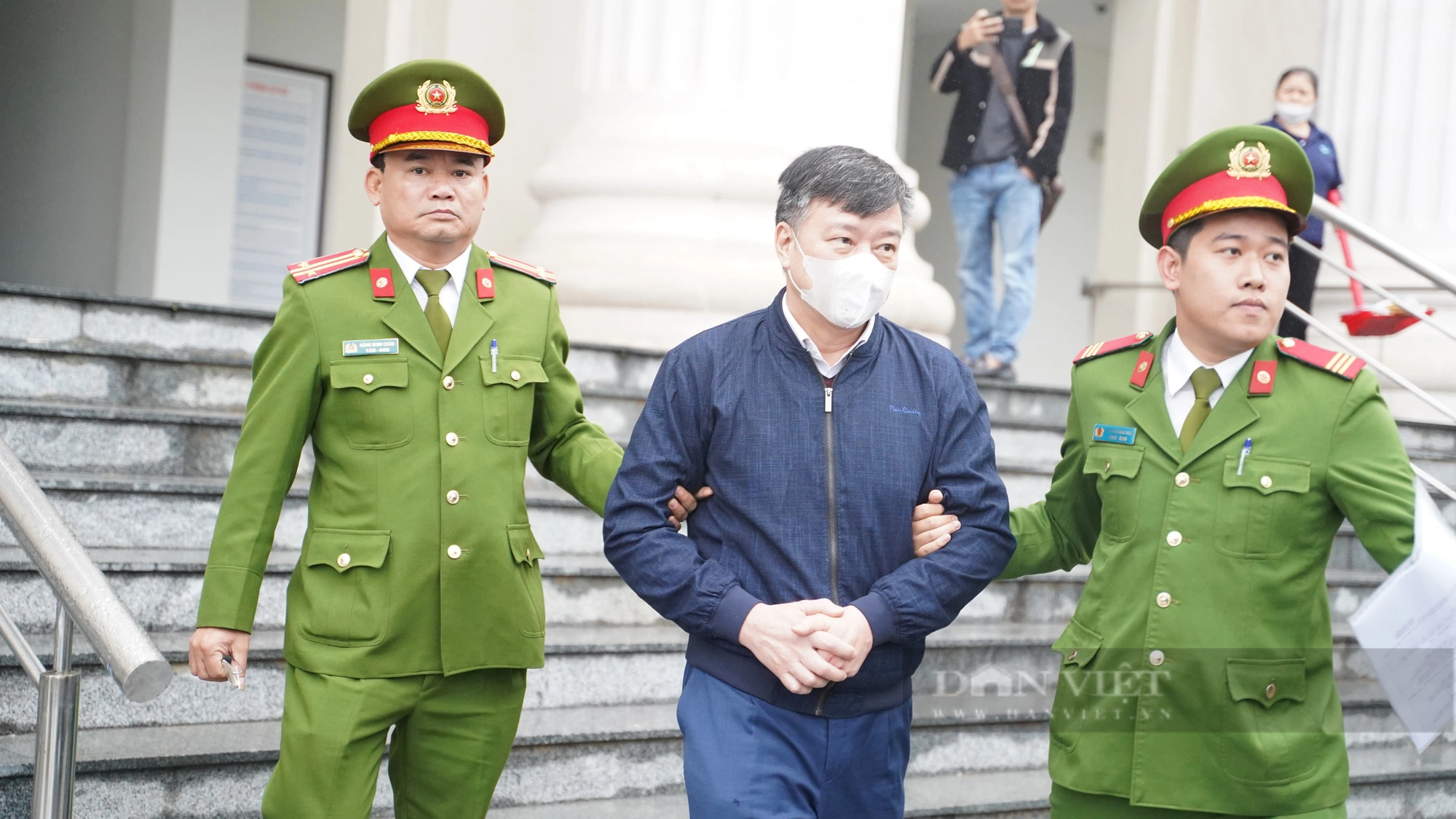 Hình ảnh sau tuyên án vụ Việt Á: Cựu Bộ trưởng Chu Ngọc Anh, Nguyễn Thanh Long được áp giải ra xe- Ảnh 5.