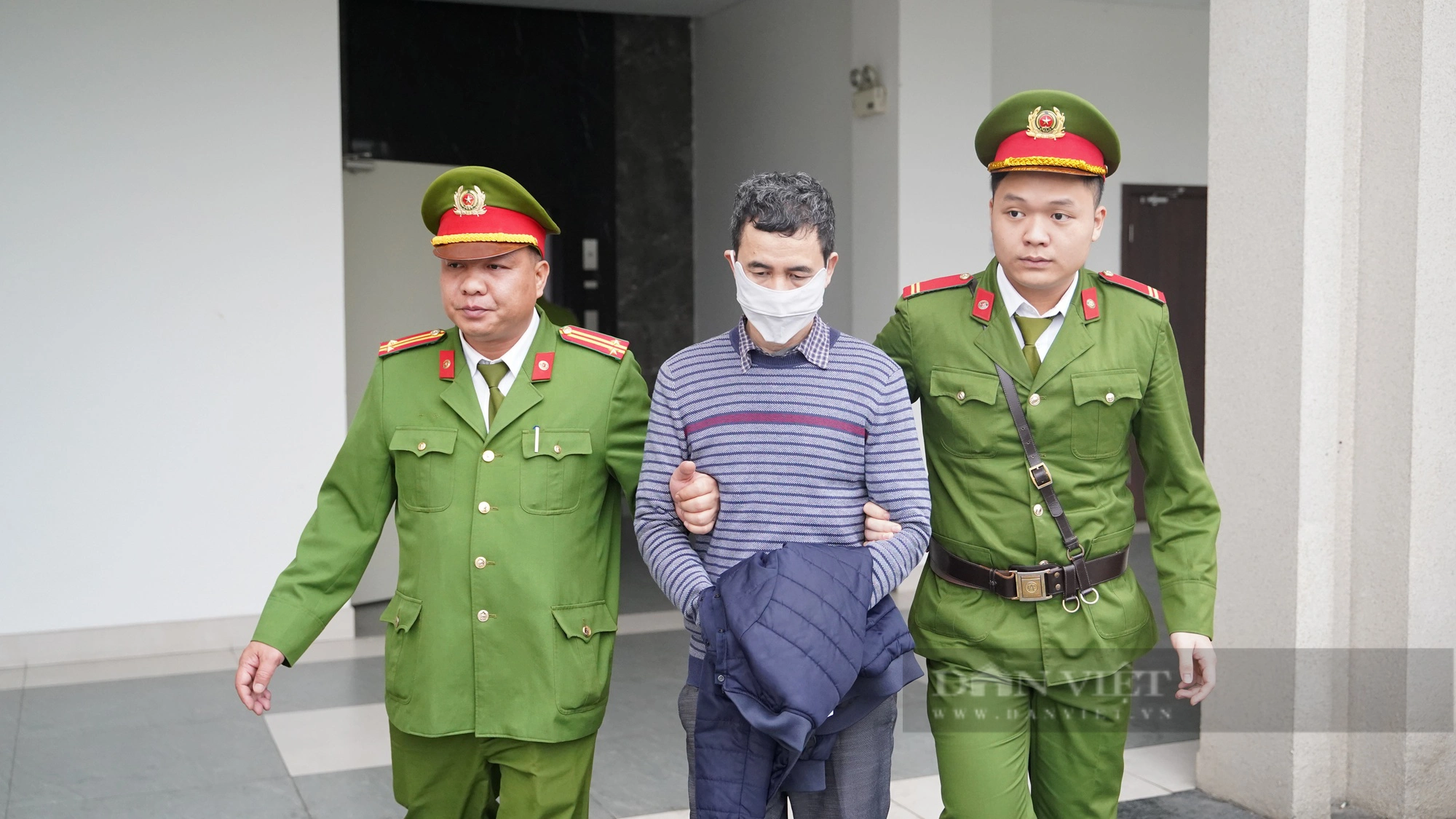 Hình ảnh sau tuyên án vụ Việt Á: Cựu Bộ trưởng Chu Ngọc Anh, Nguyễn Thanh Long được áp giải ra xe- Ảnh 6.