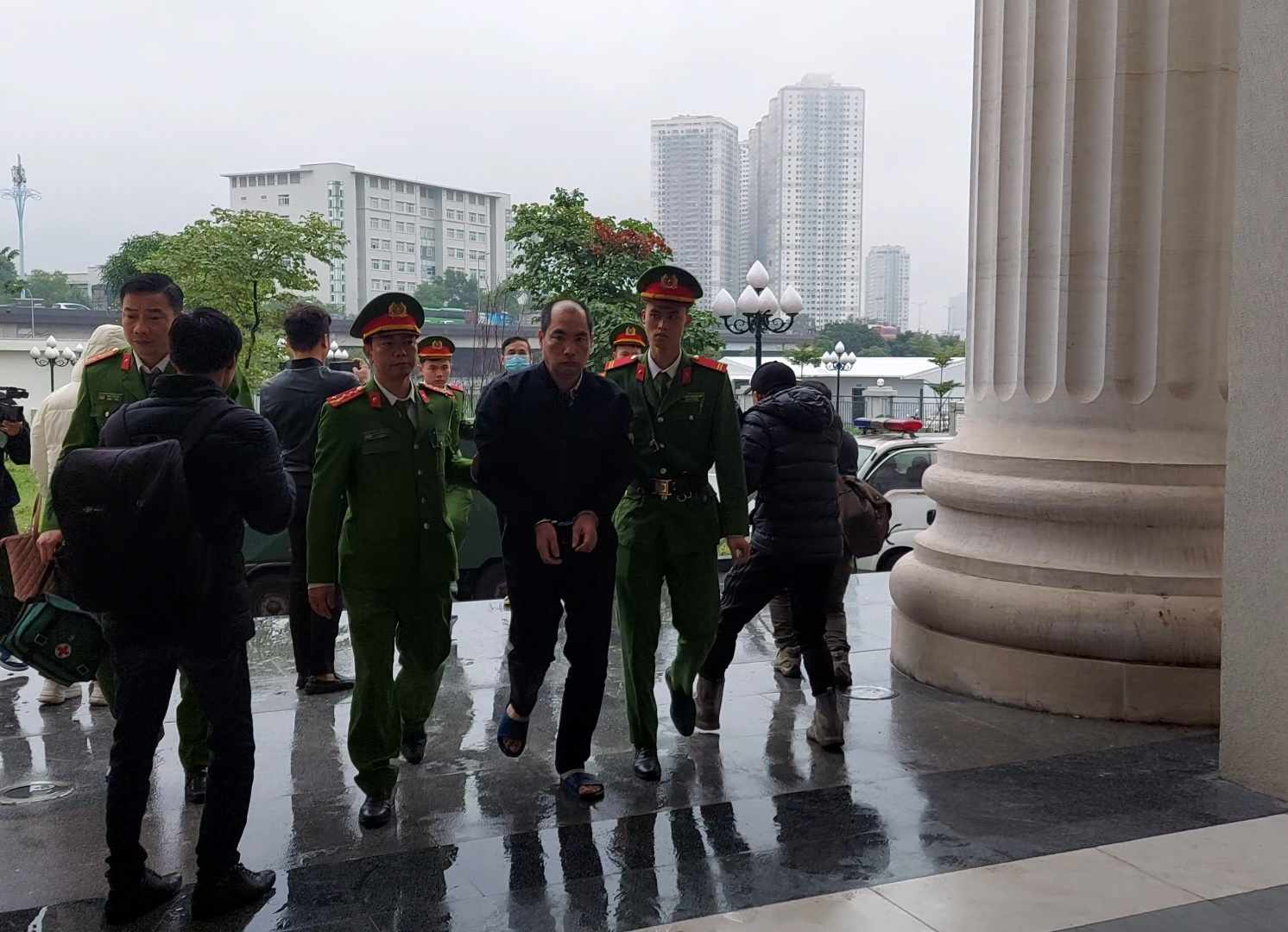 Clip dẫn giải cựu Bộ trưởng Chu Ngọc Anh, bị cáo Phan Quốc Việt đến toà nghe tuyên án vụ Việt Á- Ảnh 3.