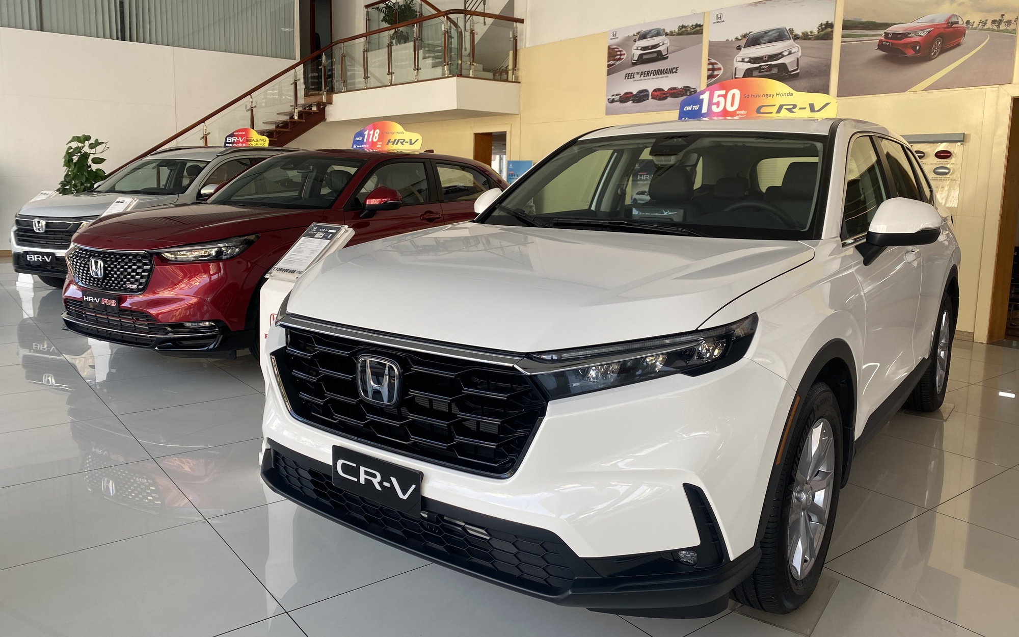 Giá xe Honda CR-V lăn bánh tháng 1/2024: Đại lý giảm giá, hãng tặng quà