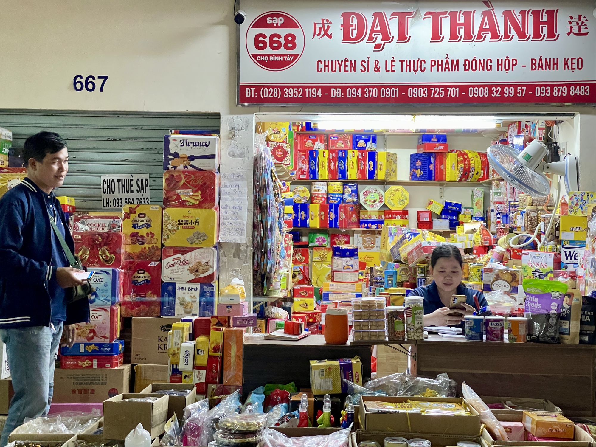 Chợ Tết ảm đạm từ chợ đến siêu thị, tiểu thương lo sát 30 Tết mới có người mua- Ảnh 1.