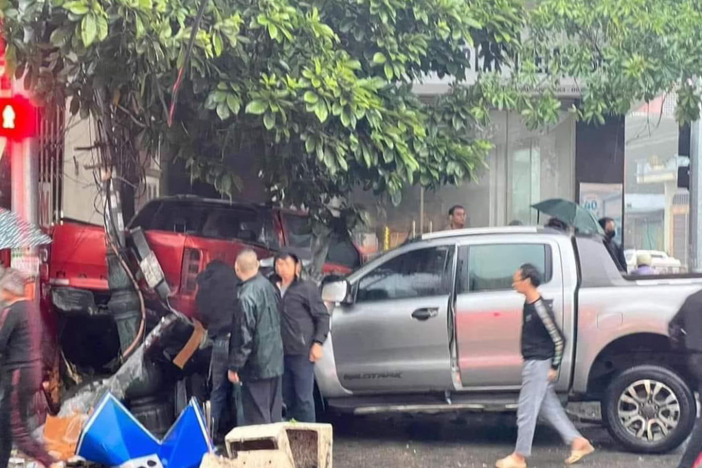 Quảng Ninh: Ô tô bán tải đâm 2 xe máy, khiến 3 người tử vong tại chỗ- Ảnh 1.