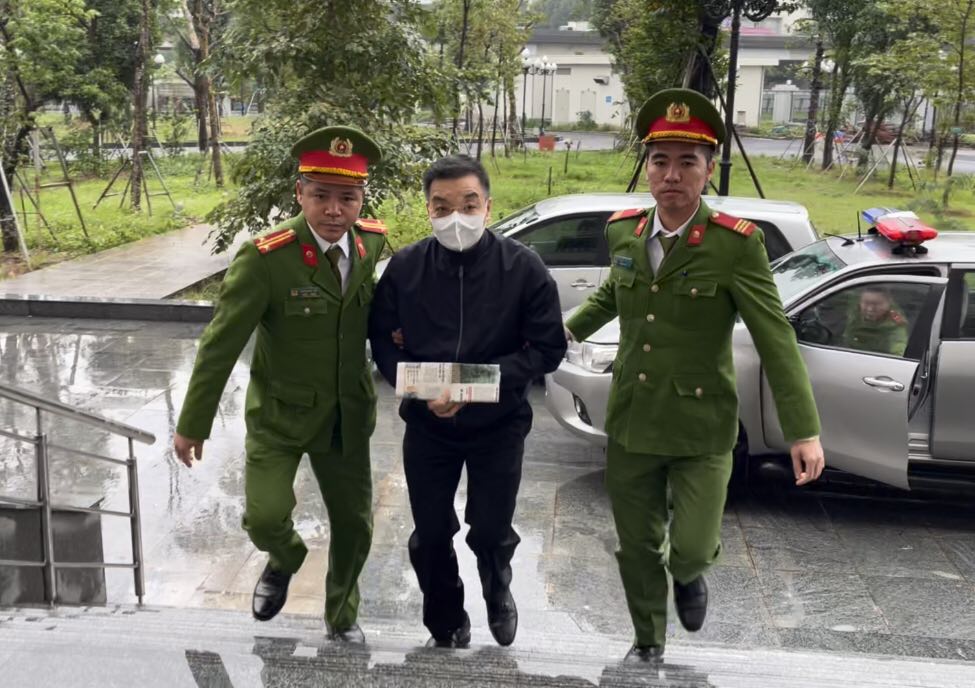 Clip dẫn giải cựu Bộ trưởng Chu Ngọc Anh, bị cáo Phan Quốc Việt đến toà nghe tuyên án vụ Việt Á- Ảnh 1.