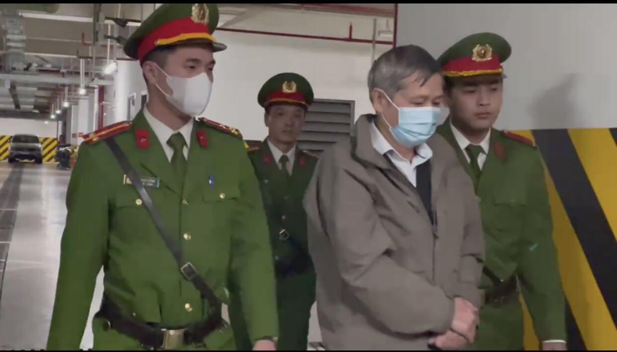 Clip dẫn giải cựu Bộ trưởng Chu Ngọc Anh, bị cáo Phan Quốc Việt đến toà nghe tuyên án vụ Việt Á- Ảnh 4.