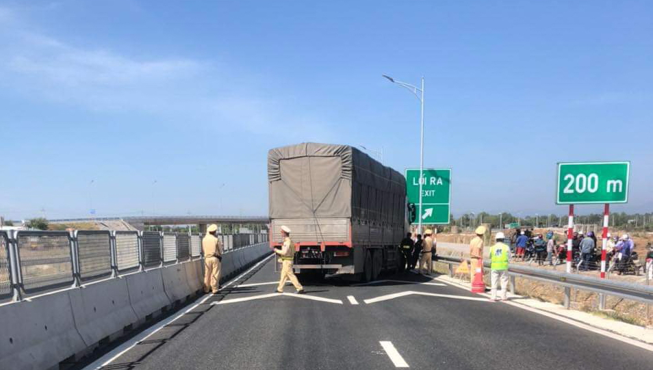 Bắt tài xế lái xe tải tông thẳng vào CSGT đang làm nhiệm vụ trên cao tốc Vĩnh Hảo – Phan Thiết- Ảnh 2.