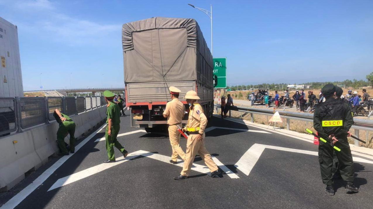 Bắt tài xế lái xe tải tông thẳng vào CSGT đang làm nhiệm vụ trên cao tốc Vĩnh Hảo – Phan Thiết- Ảnh 1.
