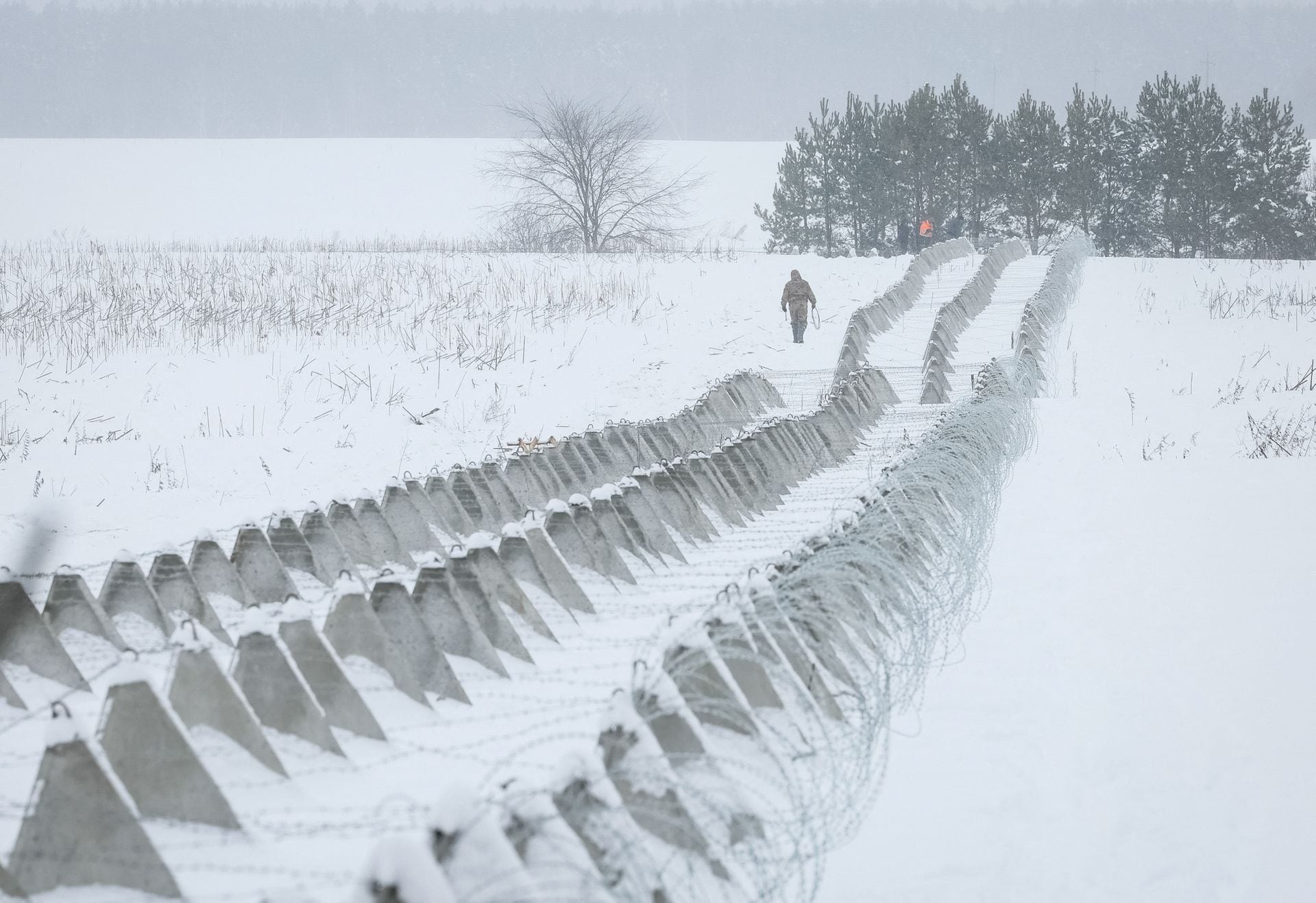 Quân đội Ukraine dựng rào chắn "răng rồng", đào hào và chuyển sang phòng thủ giữa tuyết trắng xóa- Ảnh 1.