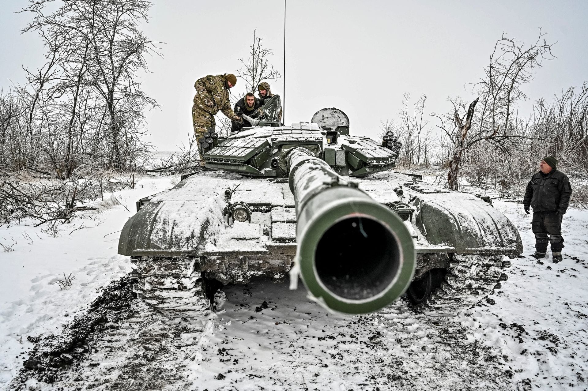 Quân đội Ukraine dựng rào chắn "răng rồng", đào hào và chuyển sang phòng thủ giữa tuyết trắng xóa- Ảnh 10.