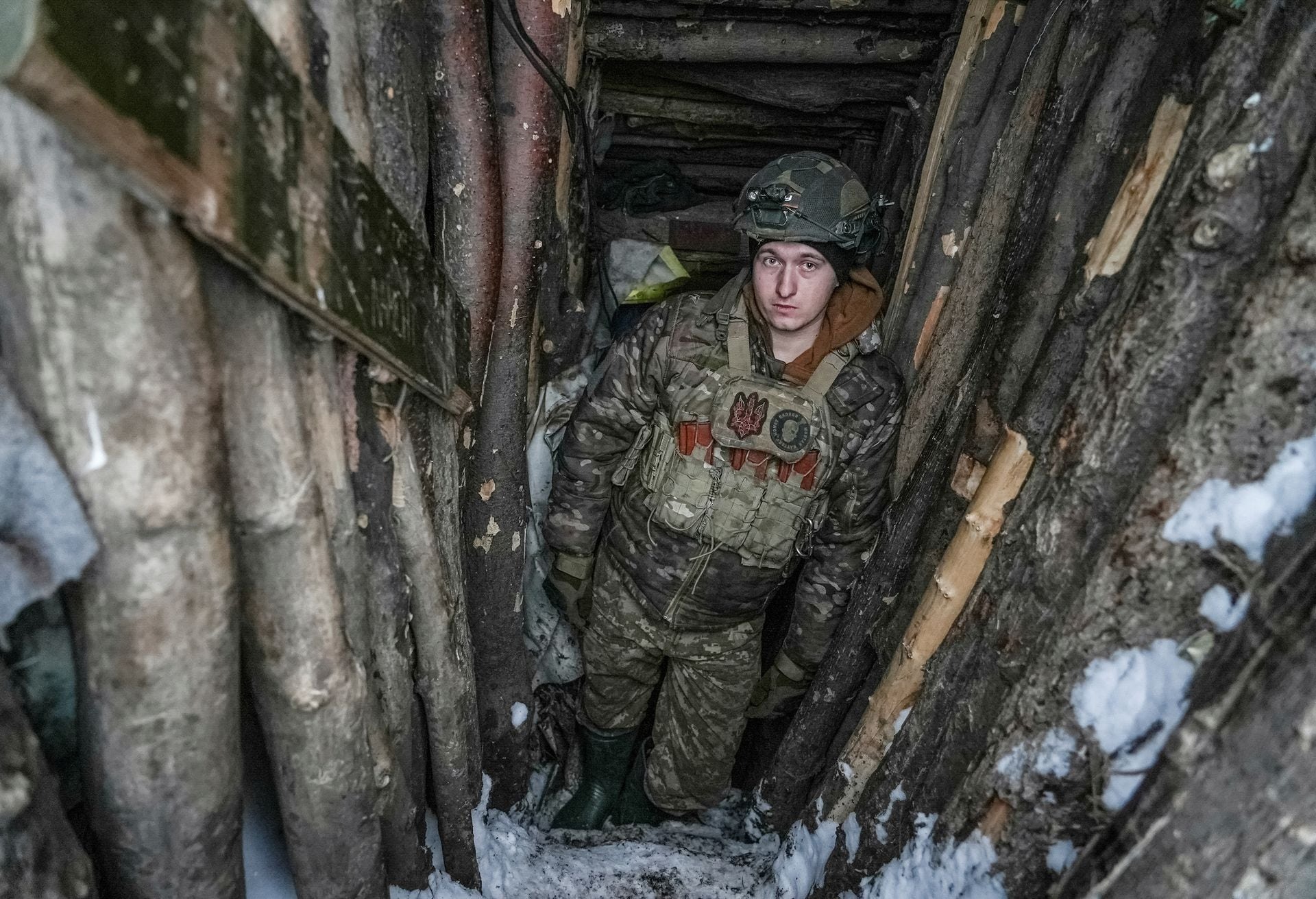Quân đội Ukraine dựng rào chắn "răng rồng", đào hào và chuyển sang phòng thủ giữa tuyết trắng xóa- Ảnh 11.