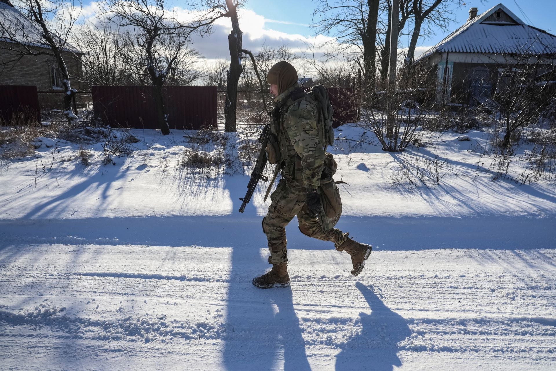 Quân đội Ukraine dựng rào chắn "răng rồng", đào hào và chuyển sang phòng thủ giữa tuyết trắng xóa- Ảnh 12.