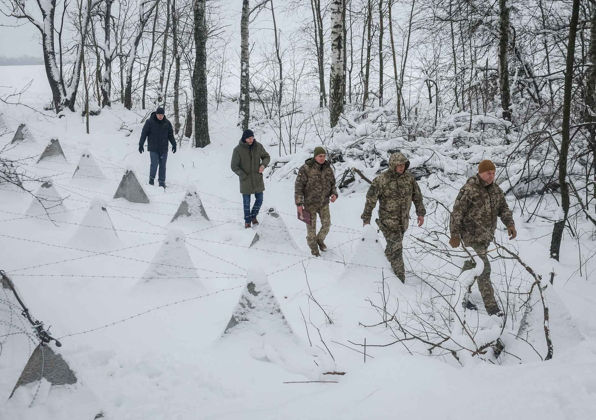 Quân đội Ukraine dựng rào chắn "răng rồng", đào hào và chuyển sang phòng thủ giữa tuyết trắng xóa- Ảnh 2.