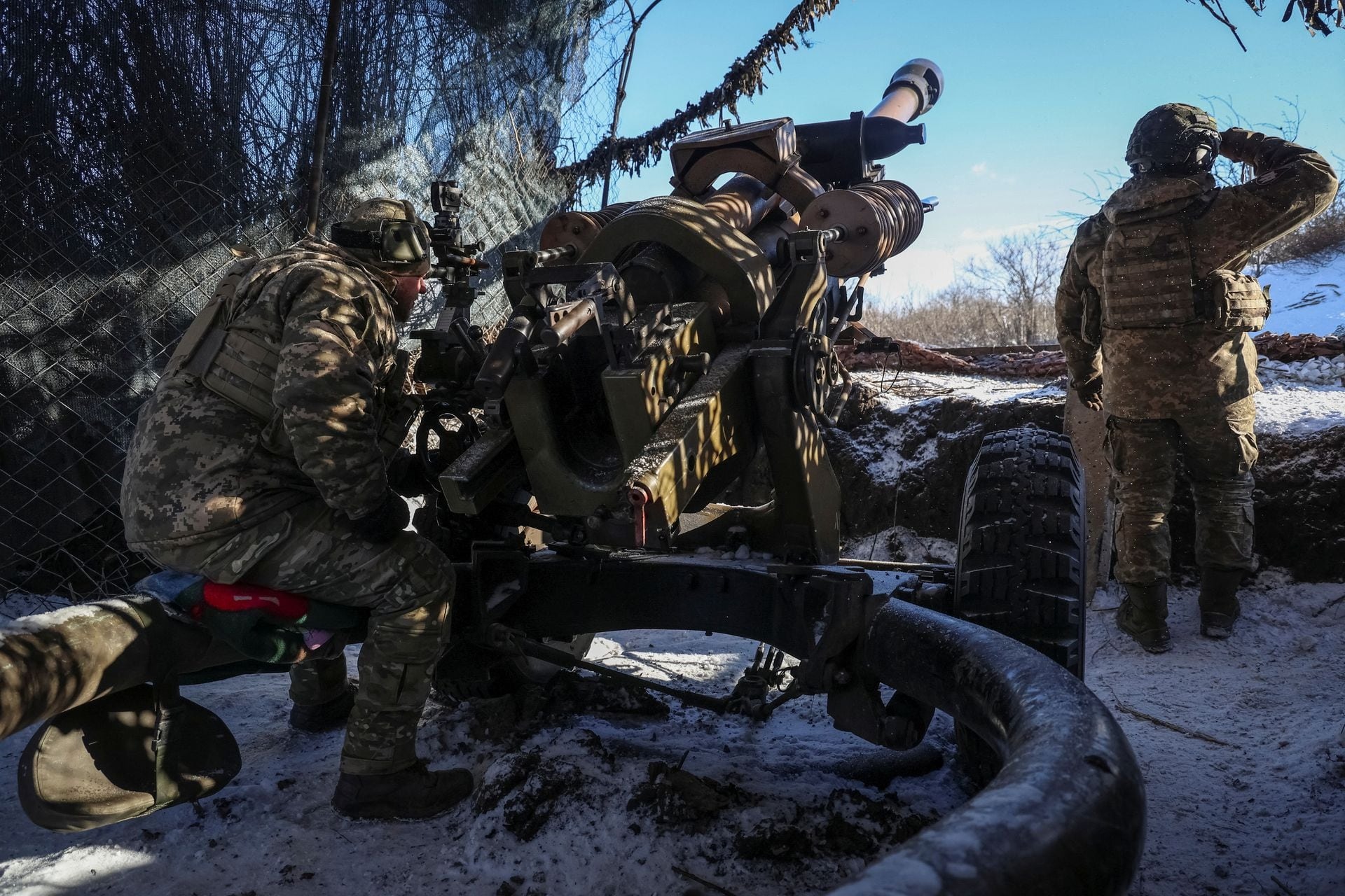 Quân đội Ukraine dựng rào chắn "răng rồng", đào hào và chuyển sang phòng thủ giữa tuyết trắng xóa- Ảnh 3.
