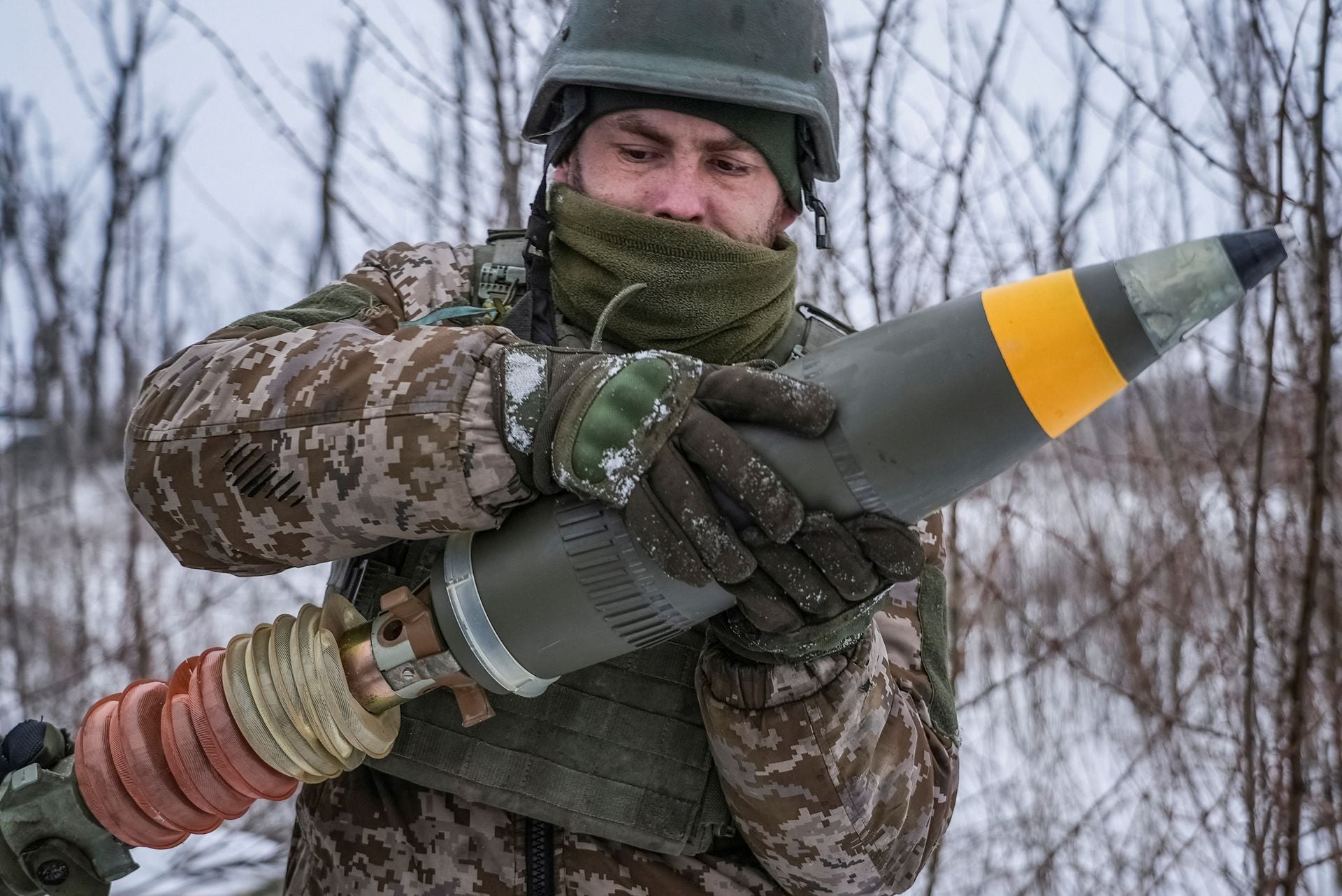 Quân đội Ukraine dựng rào chắn "răng rồng", đào hào và chuyển sang phòng thủ giữa tuyết trắng xóa- Ảnh 4.